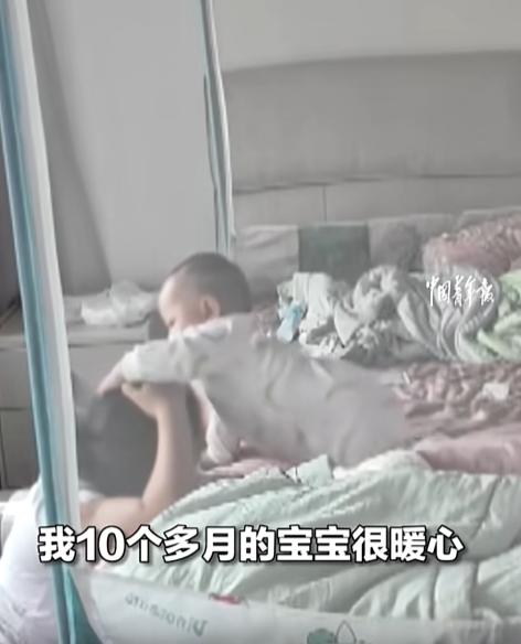 安徽一女子帮宝宝清理卫生时，身体不慎从床上往后跌落地上，没想到在床上的10月龄宝
