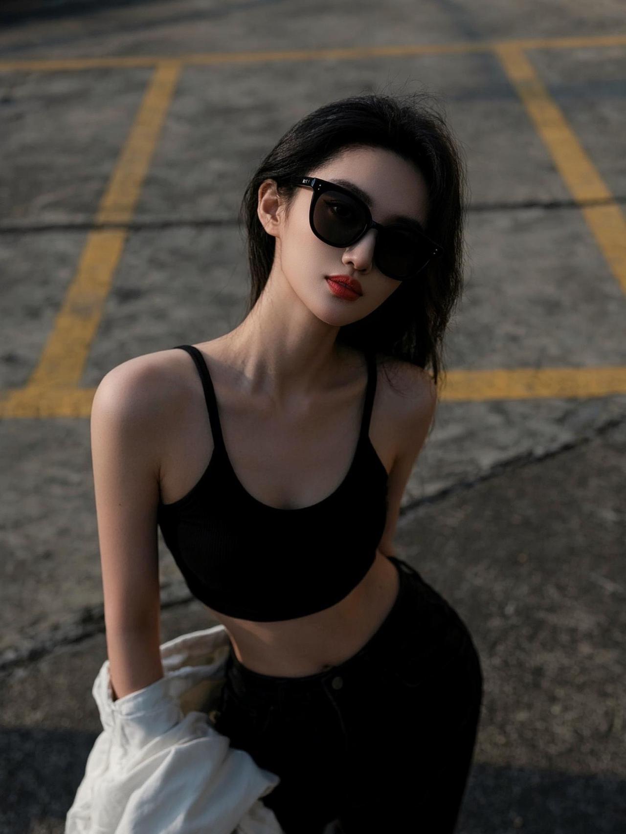 高颜值眼镜推荐AI酷感街拍 抖音ai创作 黑色吊带搭配 眼镜