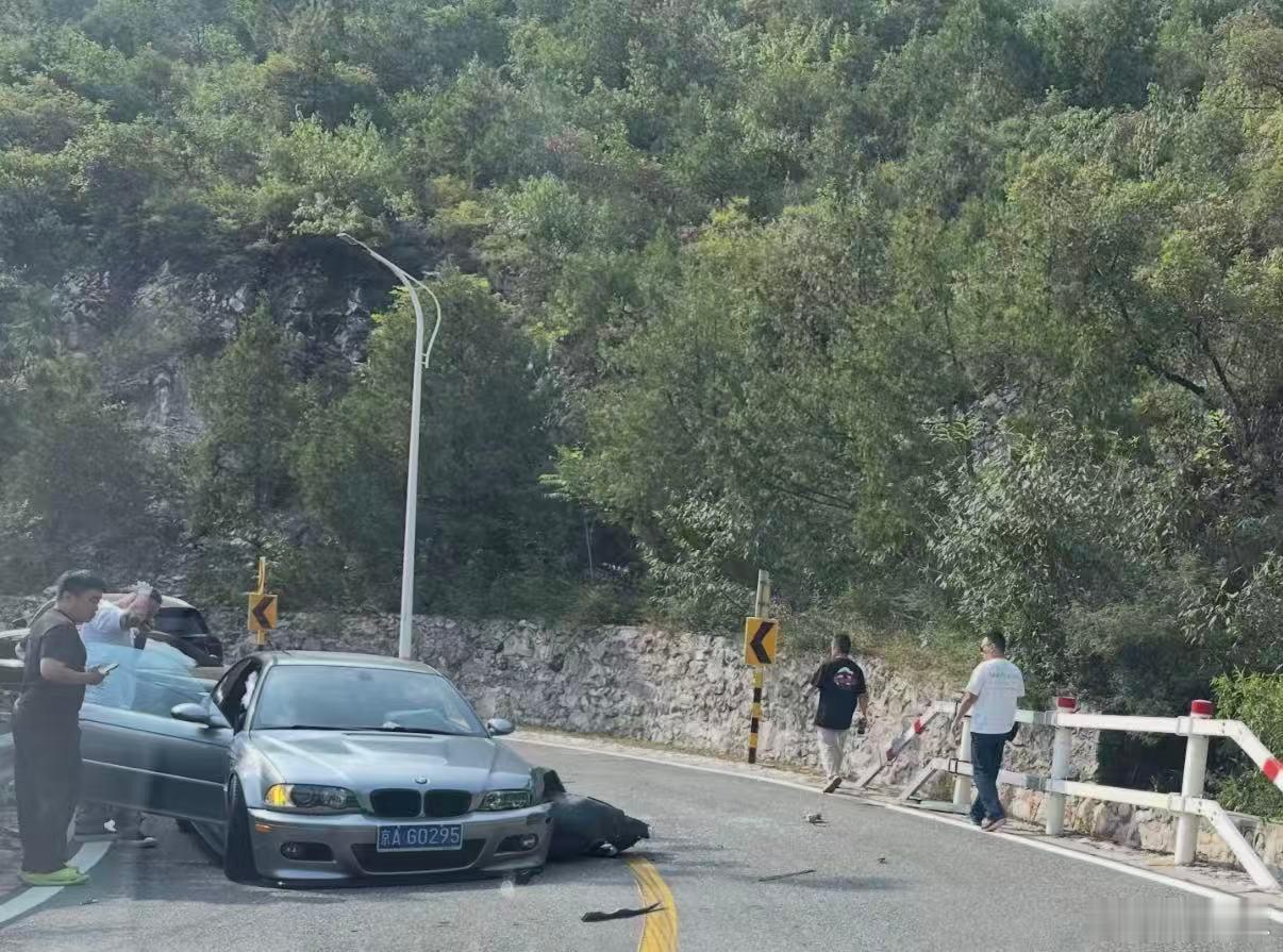 型车街拍[超话] 今天发生在京郊山路的事故，京牌手动宝马E46 M3，太可惜了。