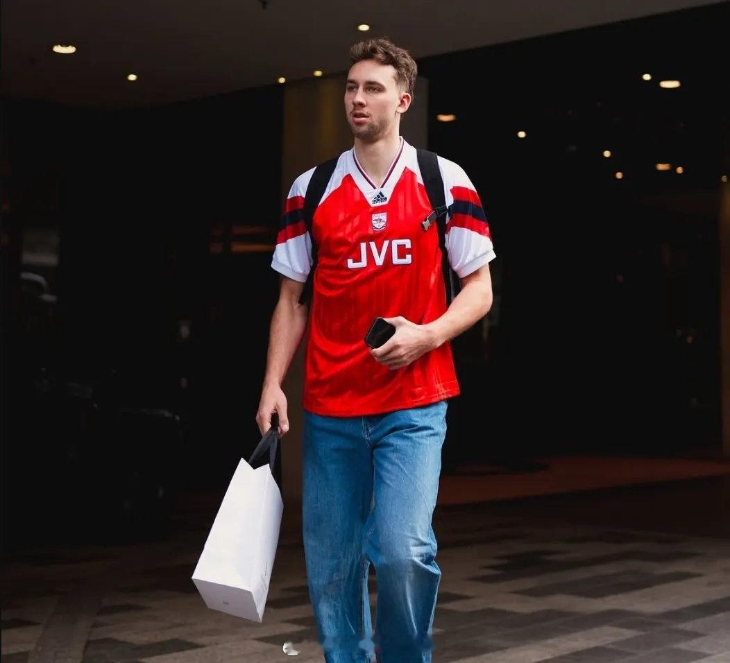 奥兰多魔术队球星弗朗茨-瓦格纳被拍到身穿一件阿森纳复古球衣出现在了NBA伦敦赛的