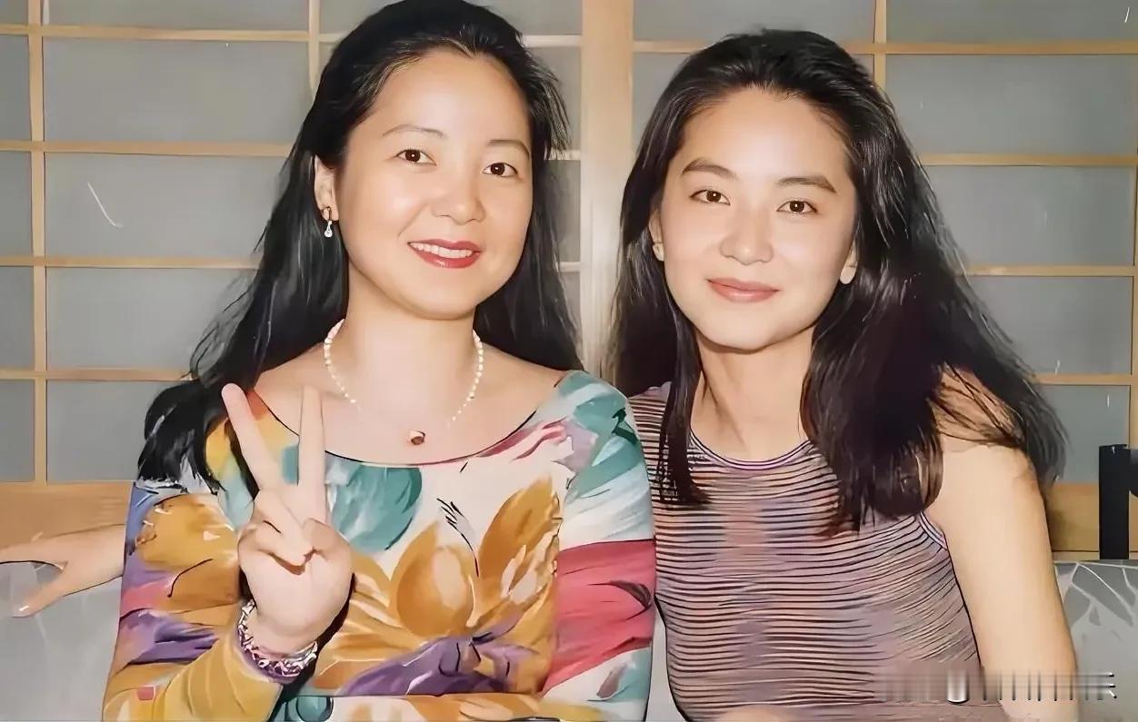 美女同框合影，两位都是传奇人物。她们一个是歌坛巨星，一个是影坛女神，画面十分美好