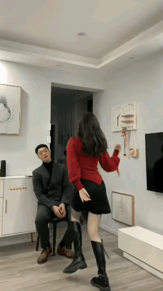 红袖添香夜，轻舞弄清辉。