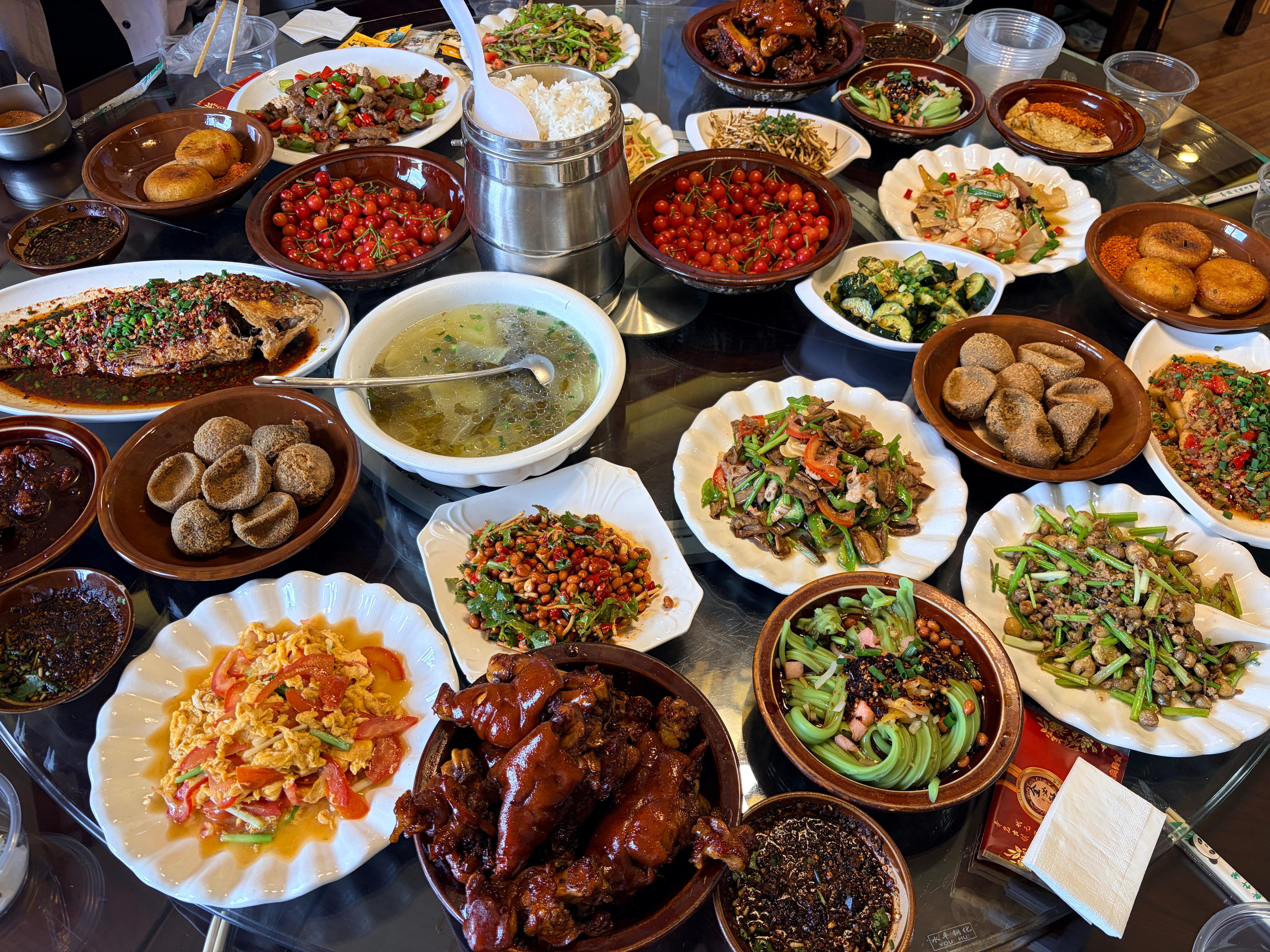 贵州的美食可以的，除了西红柿炒蛋和土豆丝，其他的都不怎么认识🙈 贵阳·金必轩