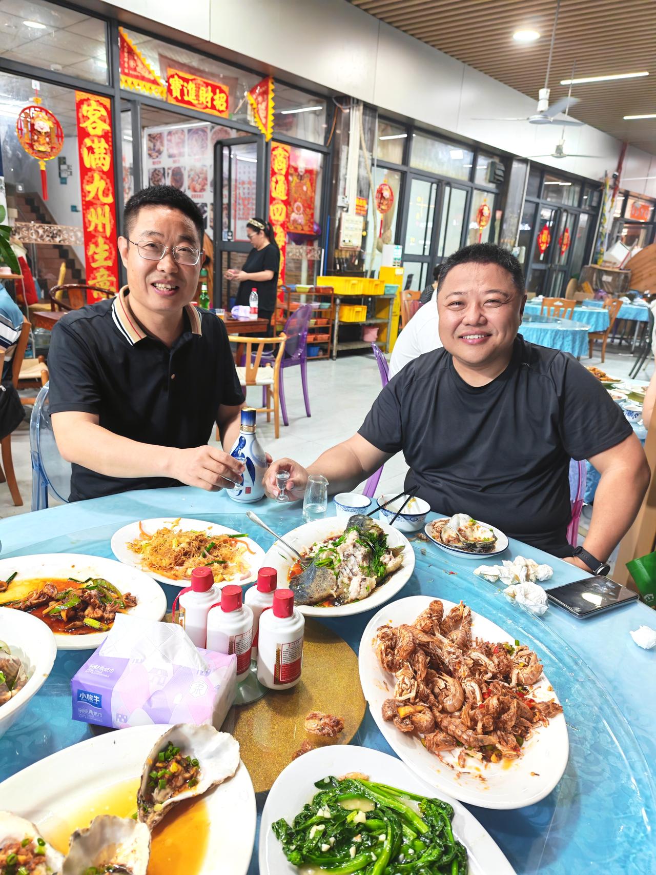 最新中国首富排行榜前14名：
1、钟睒睒（杭州）——约5300亿元，农夫山泉。