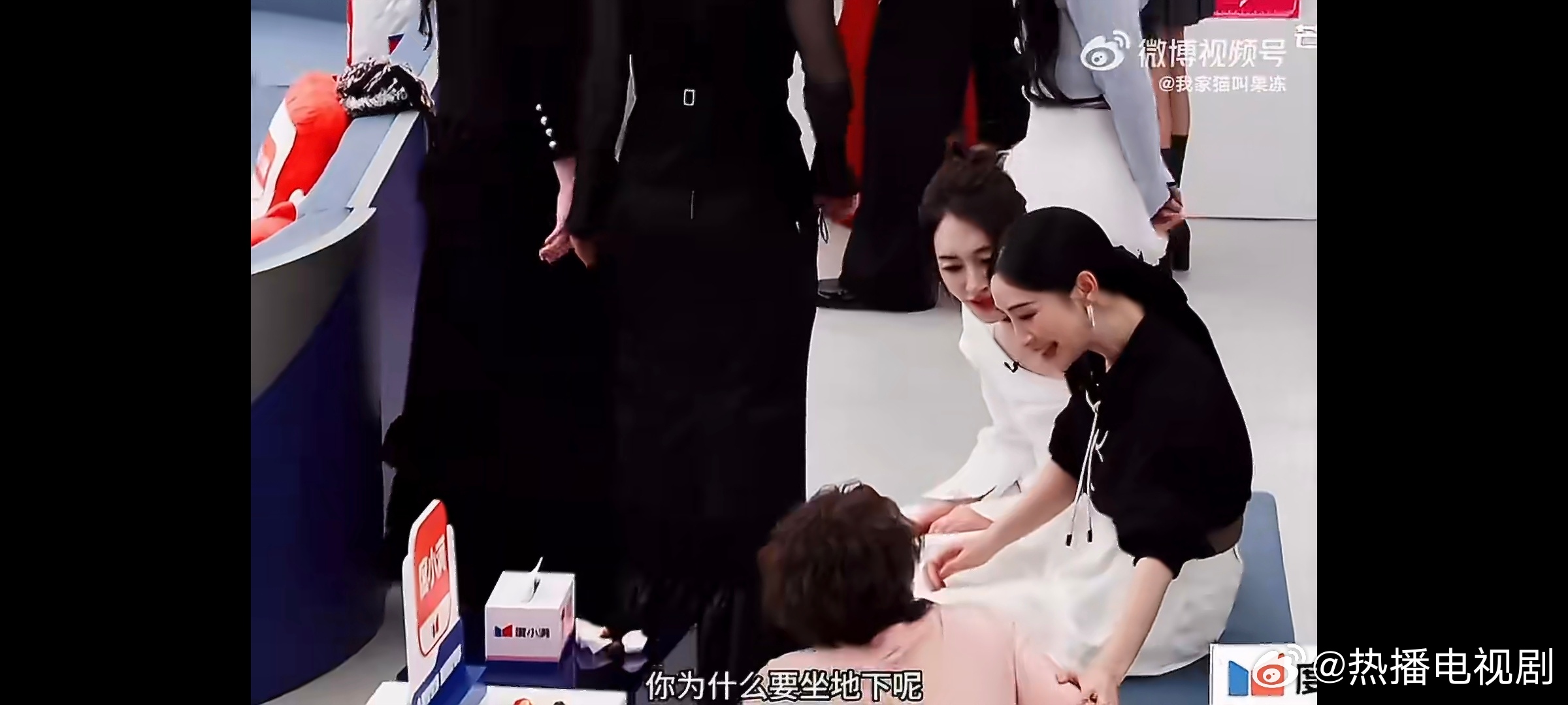 王濛李小冉小声蛐蛐全被拍了真的要被王濛和李小冉笑晕！凑在一起小声嘀咕，完全没发现