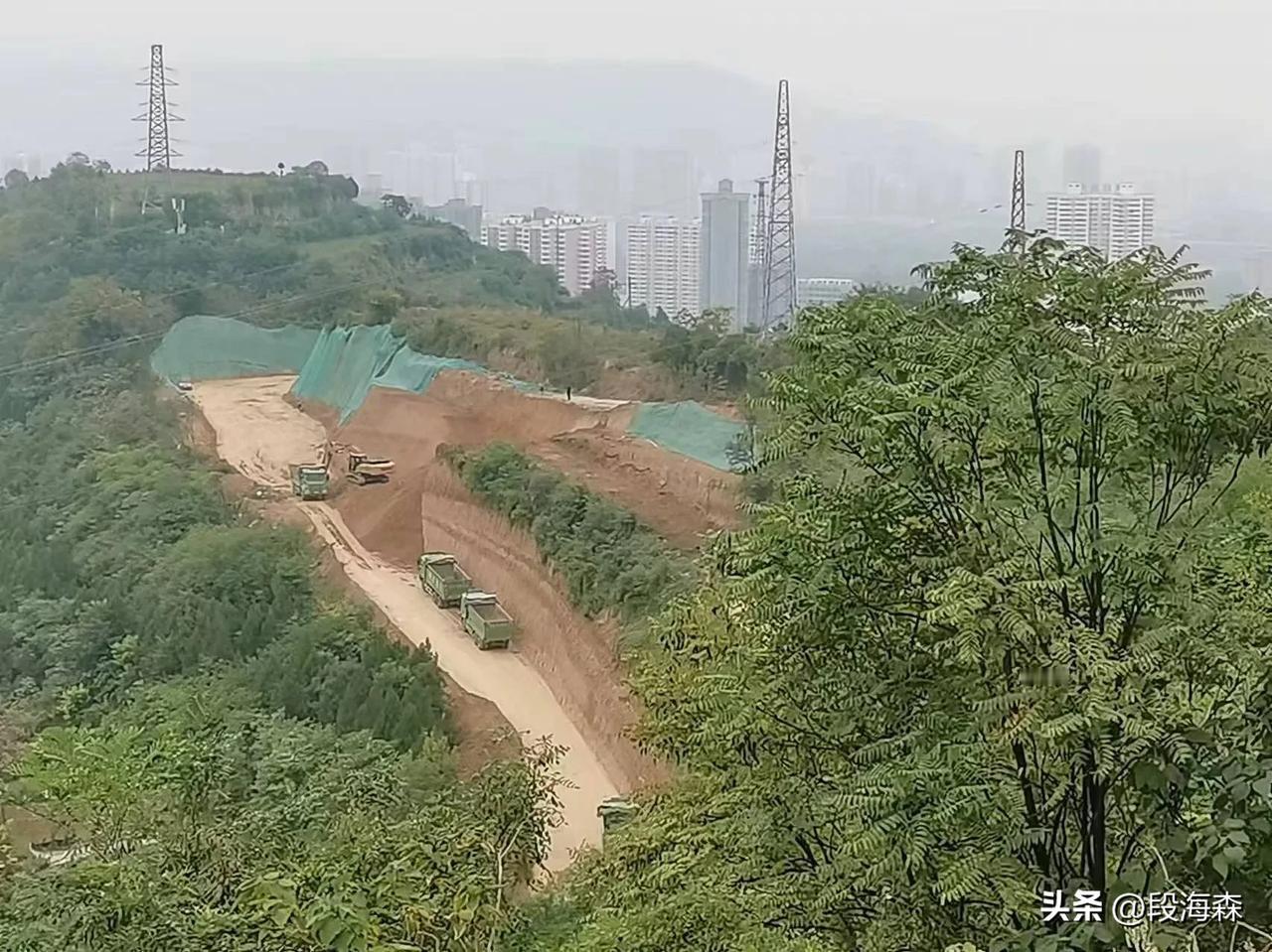  今天上午我们骑自行车来到渭滨区石鼓镇杨家山户外锻炼，看到石鼓现代农业园观光路杨