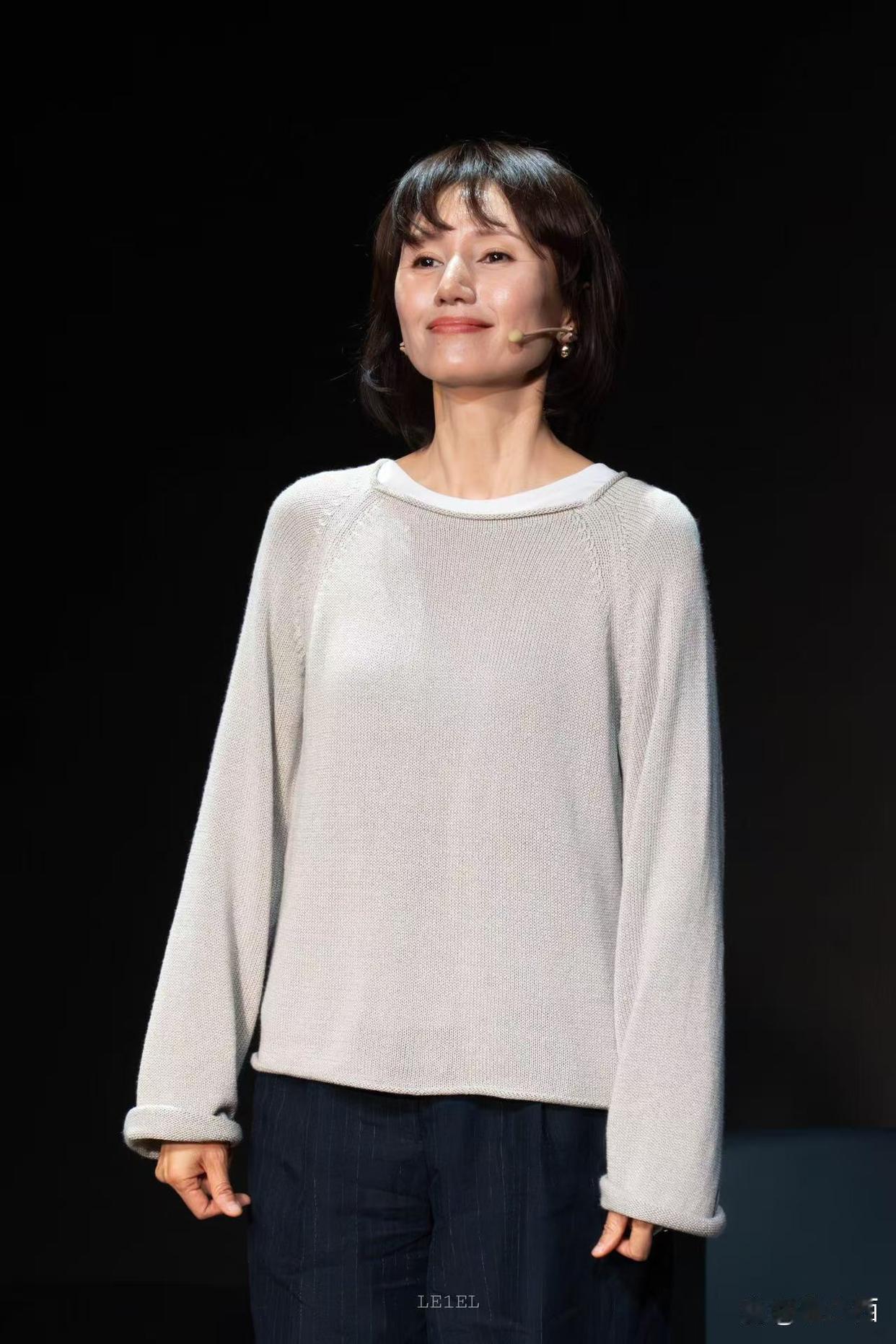 袁泉的气质不一般！穿浅灰针织衫+阔腿裤，简约又高级！ 