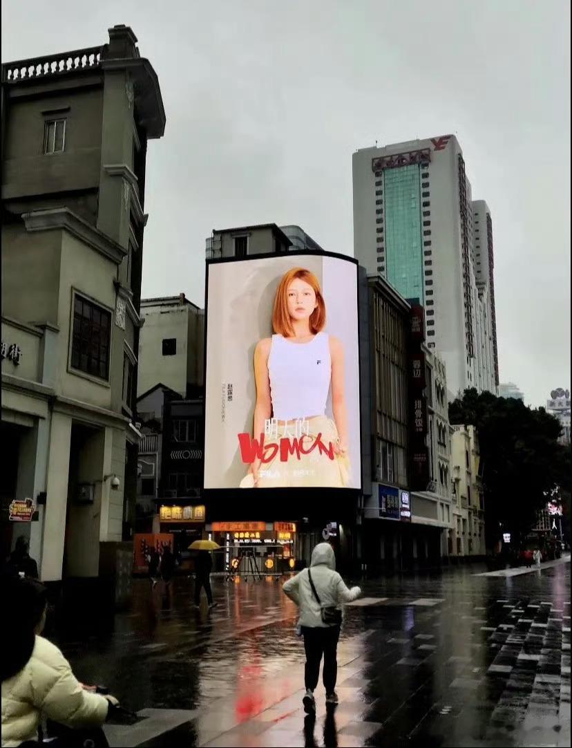 赵露思时尚先生地广，只有一天预告时间也给安排上了[赞][赞] ​​​