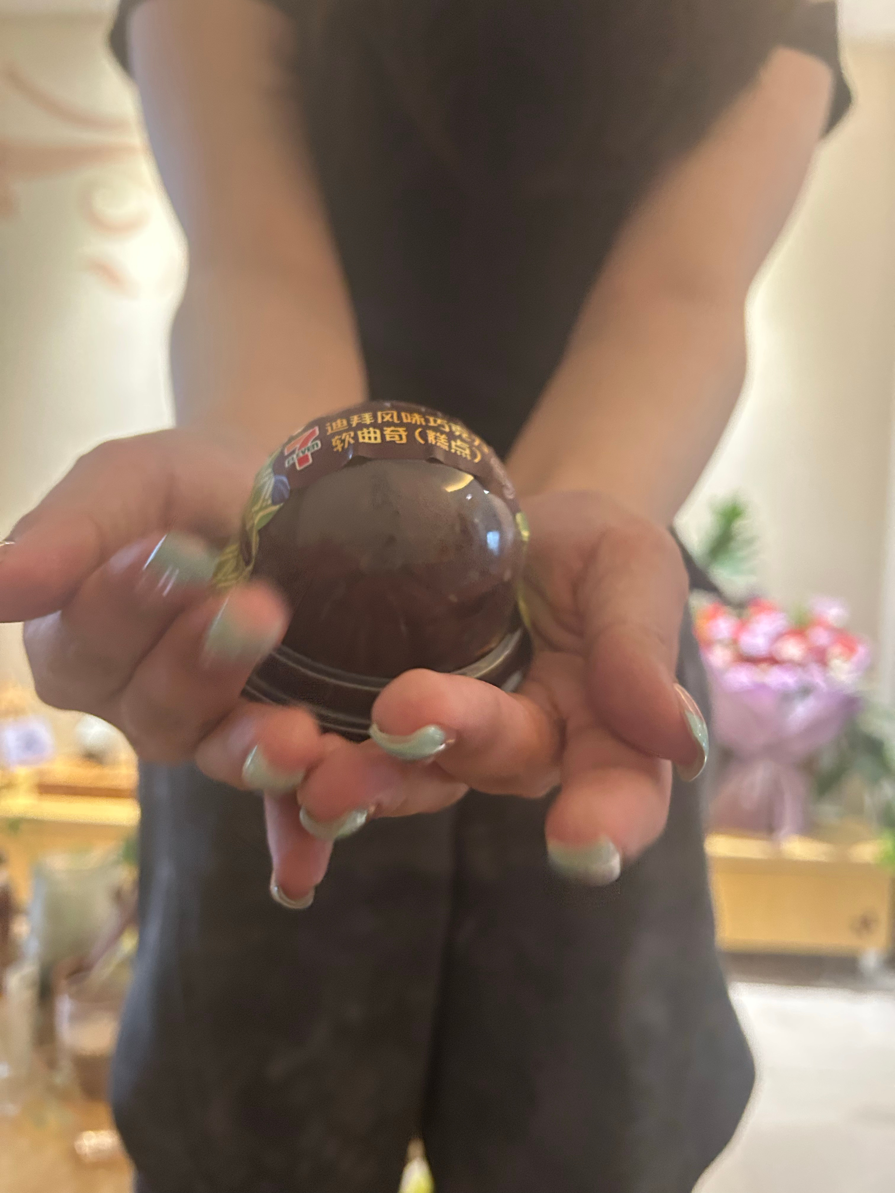 还没起床就接到朋友电话来给我送生日礼物了中午我俩吃烤鱼闺女下午才能回来外面下雨了