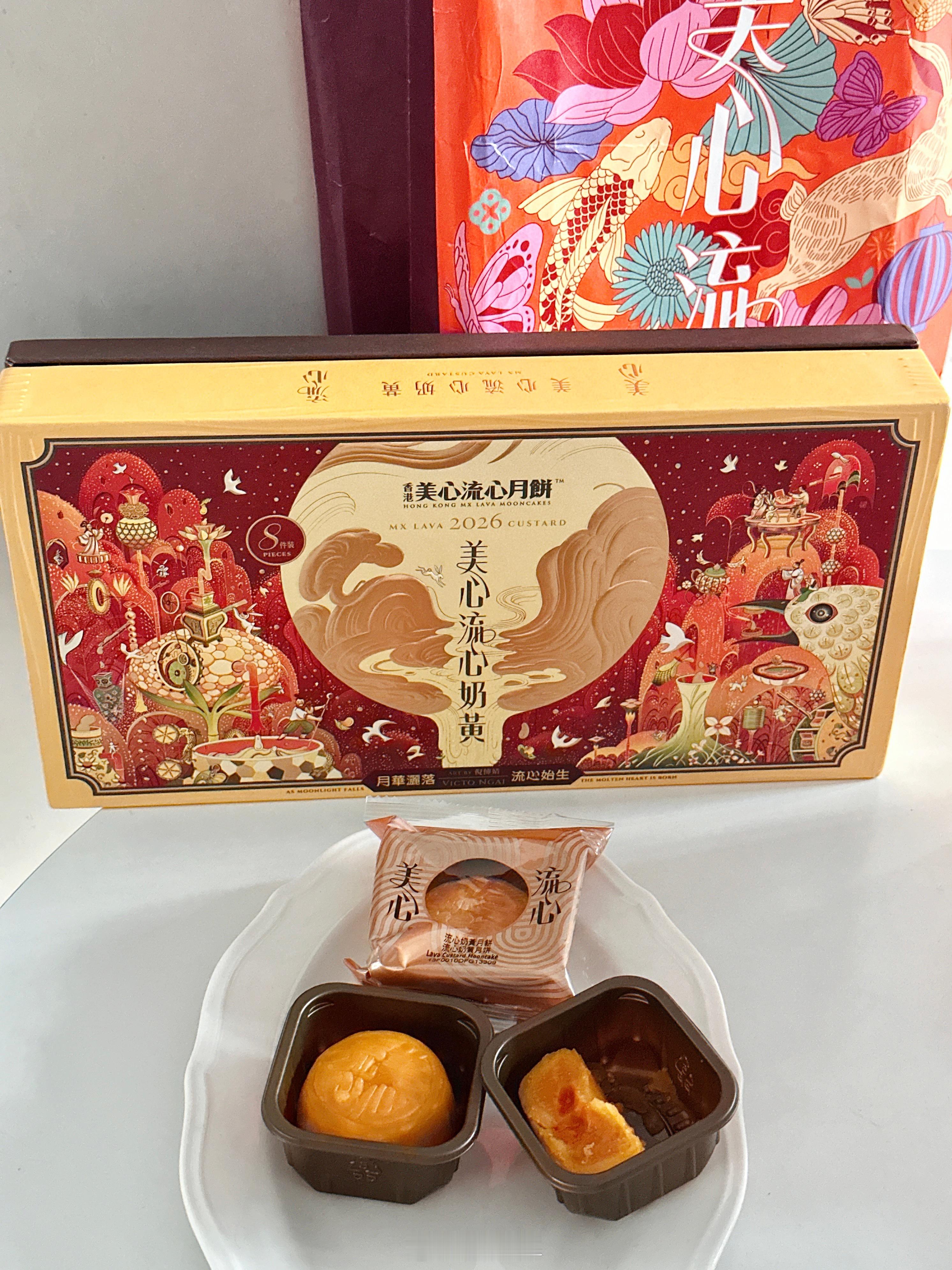这两天都在吃月饼🥮、水果……香港美心流心奶黄月饼🥮蛋莲蓉月饼🥮、蛋黄酥～养