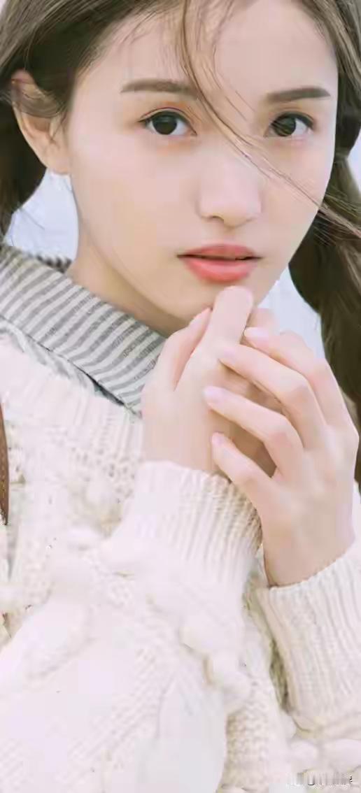 冬日暖阳下的温柔少女，手捧热茶，心暖如春。🌞🍵💕