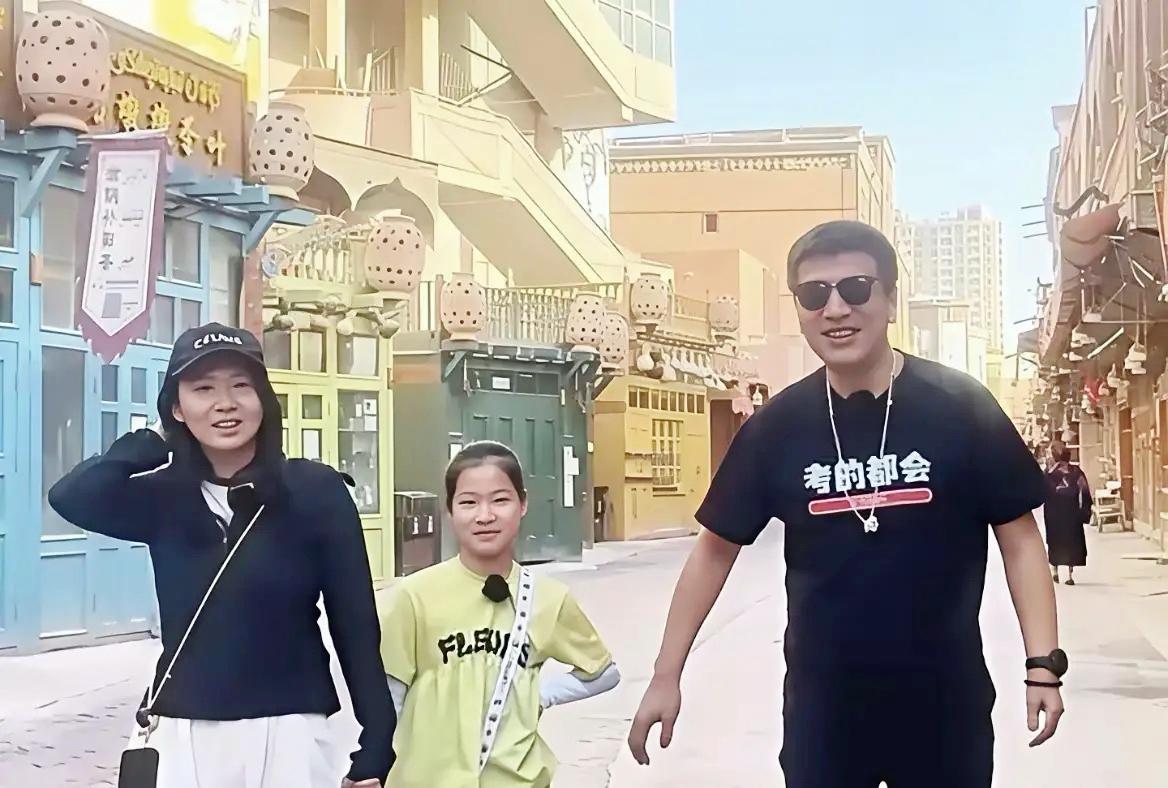 不知道你们有没有发现，

全网都在议论张雪峰妻子的未来，

可没人注意到他临走前