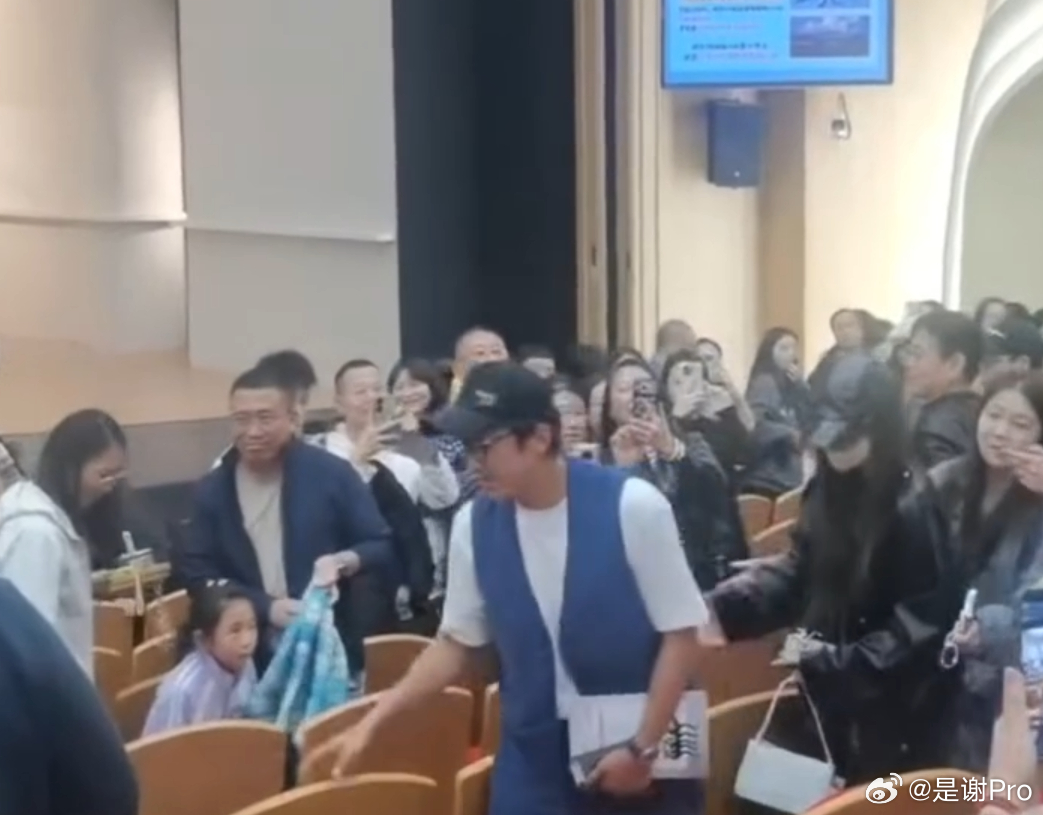 Angelababy邓超去看陈赫话剧  初代跑男，梦回了  下次直接让Angel