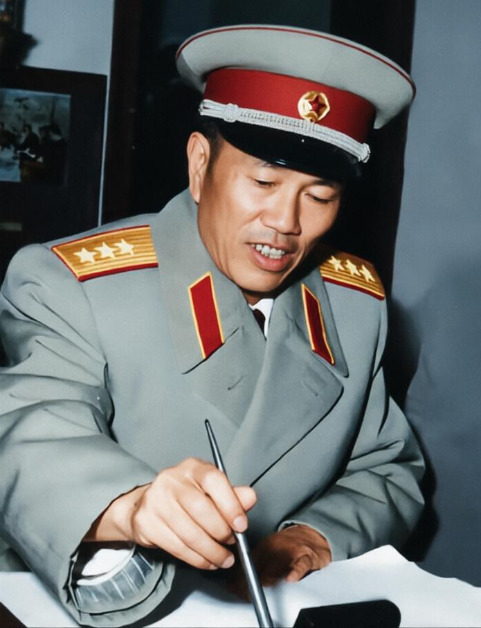 1955年5月24日，中苏联合军事委员会举行收尾签字仪式，邓华作为中方总负责人正
