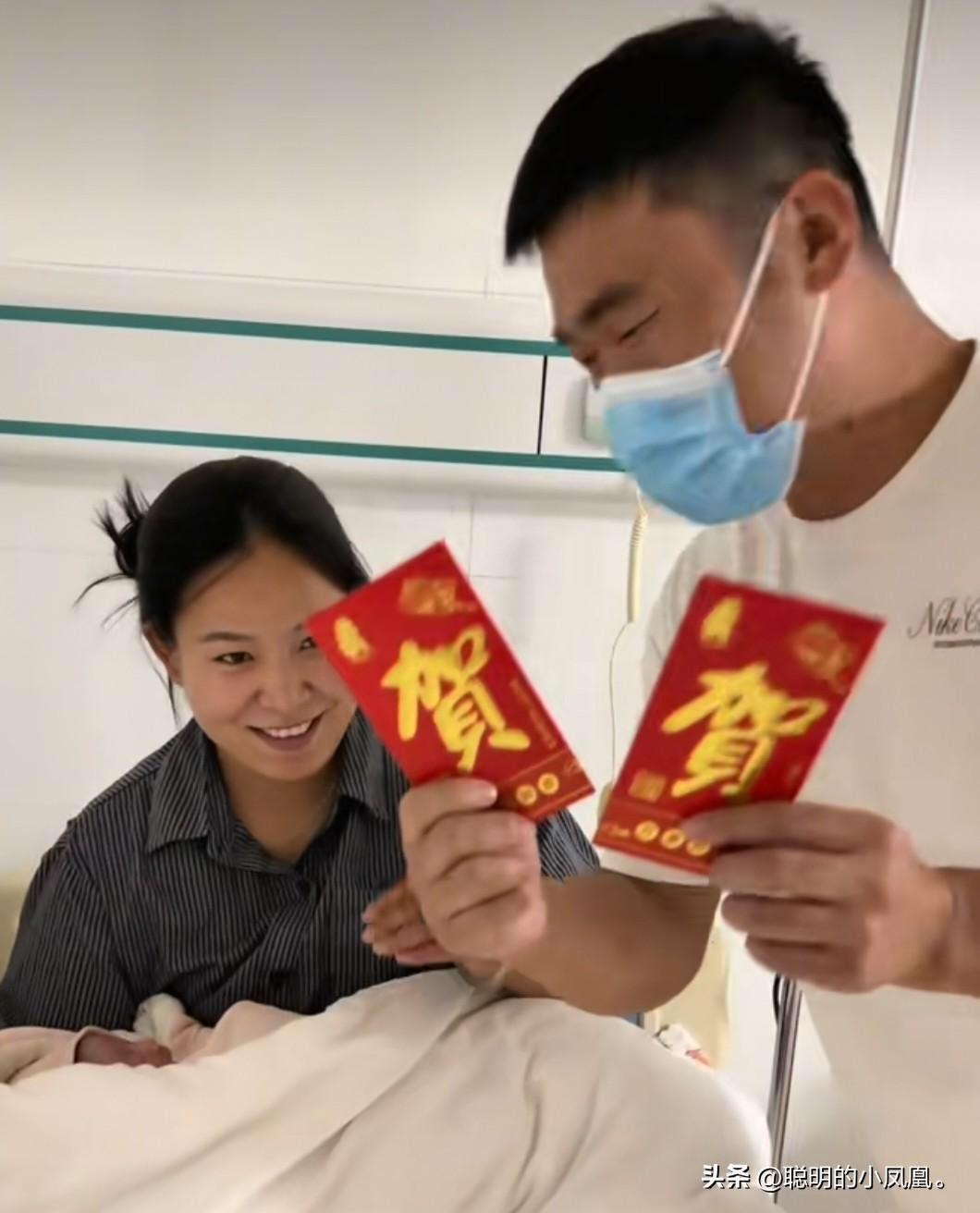 小故事！
    雨露 经过两天两夜的征战，这小 公主好调皮，懒在妈妈肚子里，不