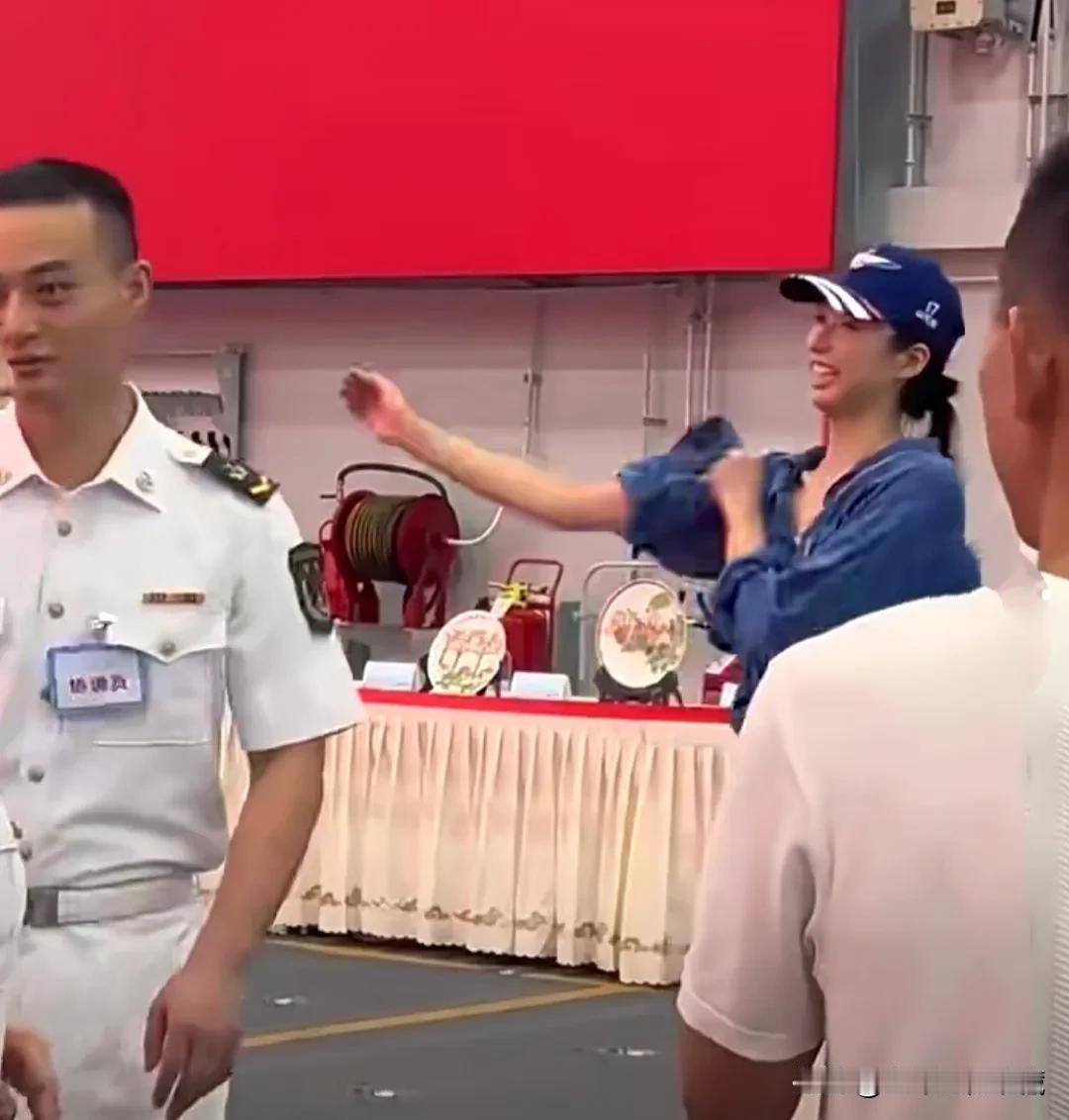香港奥运冠军江旻憓登上山东舰，7月6日，一连蓝色上衣，白裤子的江旻憓来山东舰参观