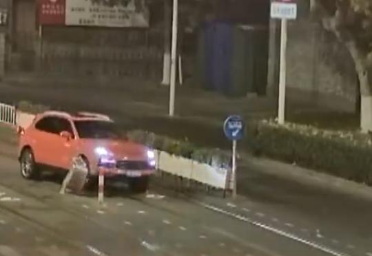 死鸭子嘴硬！男子醉驾边开车边乱撞，嘴里还大喊：“不是我开的！”
前不久，江苏淮安