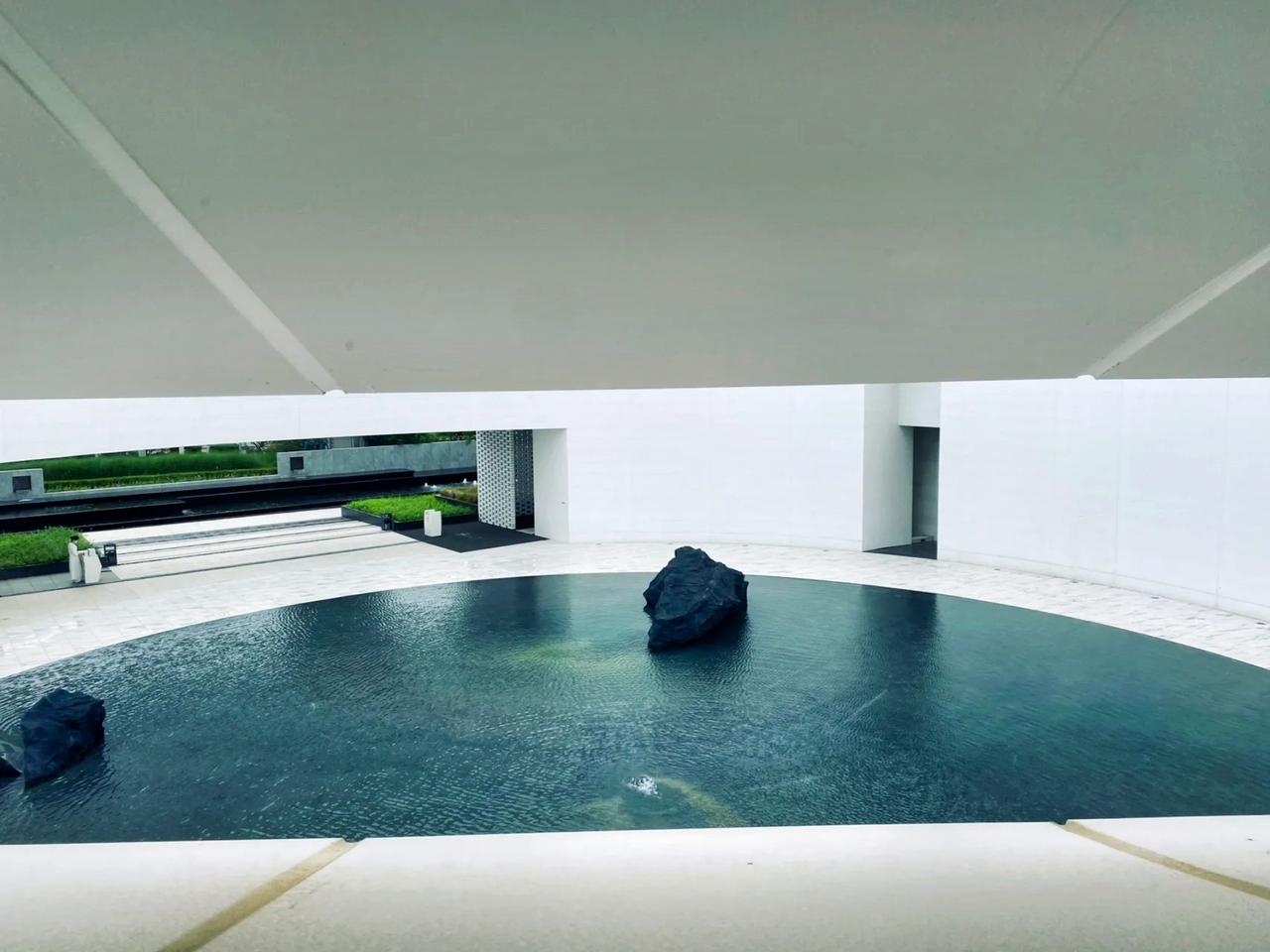 很适合朋友聚会 情侣约会或者家庭出行在这里租一套别墅安逸的度假简直不要太爽
📸