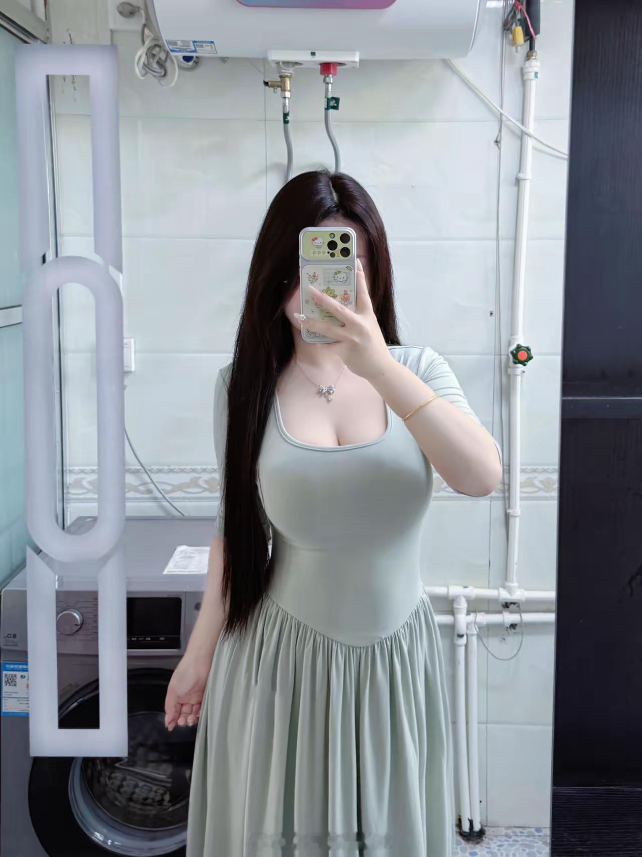 这两个让你选，你会选哪个？第1个还是第2个。独处的闲暇时刻，对着镜子随手拍下日常