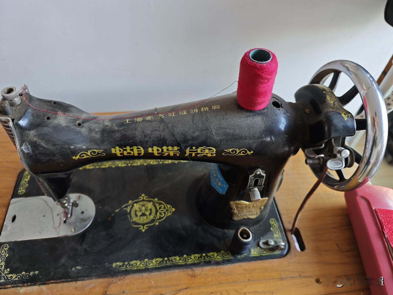 家里的老物件，贵为当年的“三大件”之一，产自上海的蝴蝶牌。至今仍能正常使用，陪伴
