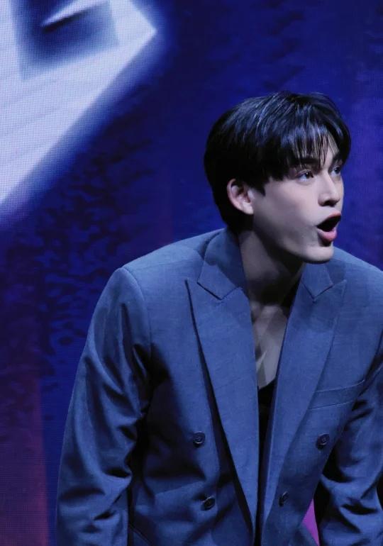 可爱鬼出现
真的跟個小企鵝一樣 jossgawin gawin gawin加温 