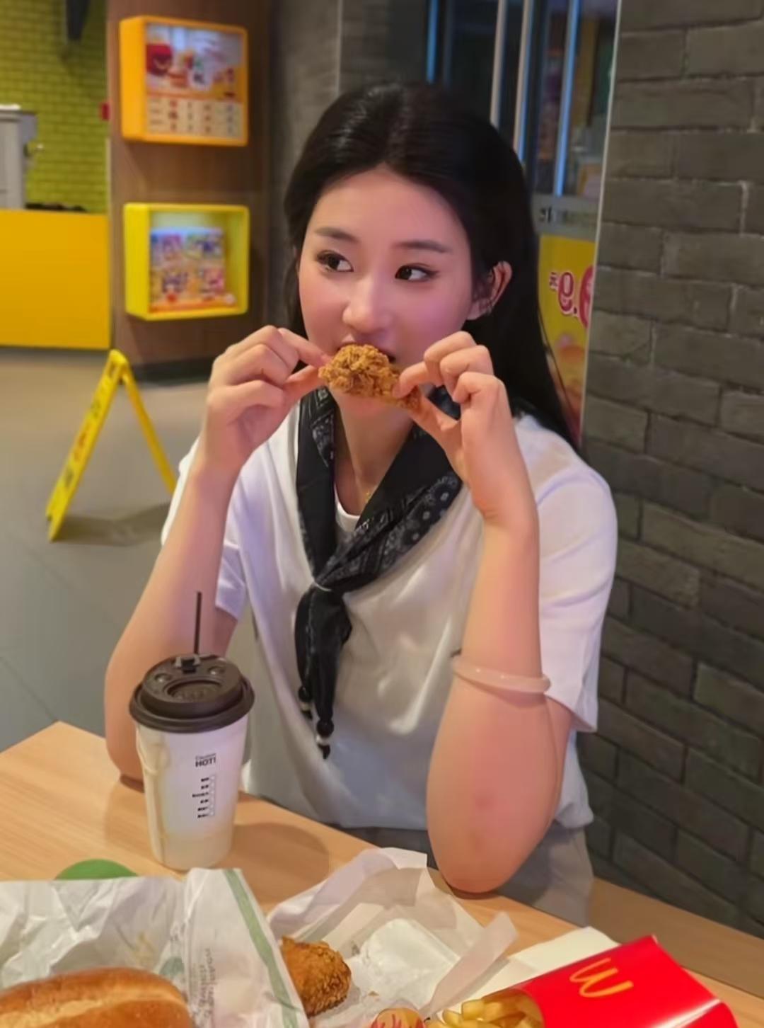 怪不得刘亦菲最近胖了，原来她爱上了喝酒、吃炸鸡和薯条！