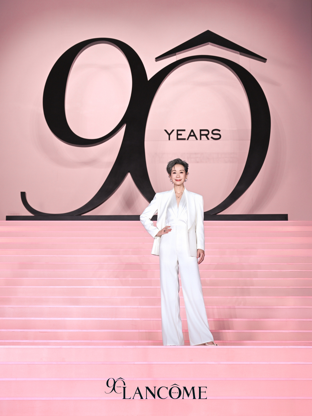 兰蔻90周年活动兰蔻悦龄时光见证人叶童以完美的造型与妆容亮相。她身穿白色深V西装