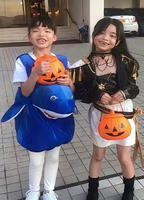 熊黛林的一对双胞胎女儿！熊黛林那么漂亮的颜值，是一点也没扭过来啊！ 