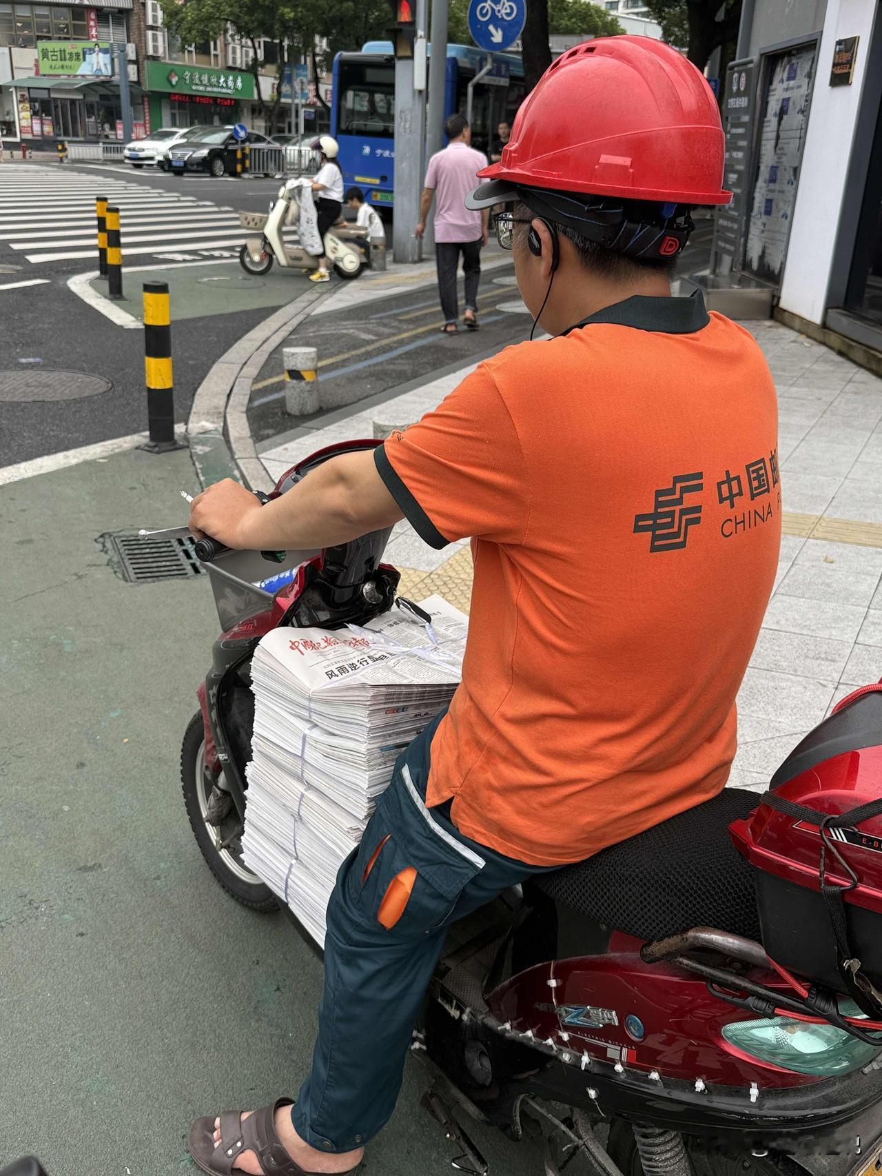 【致敬高温天的报纸投递师傅！】刚刚在宁波镇明路与柳汀街口看到的一幕，这位师傅正带