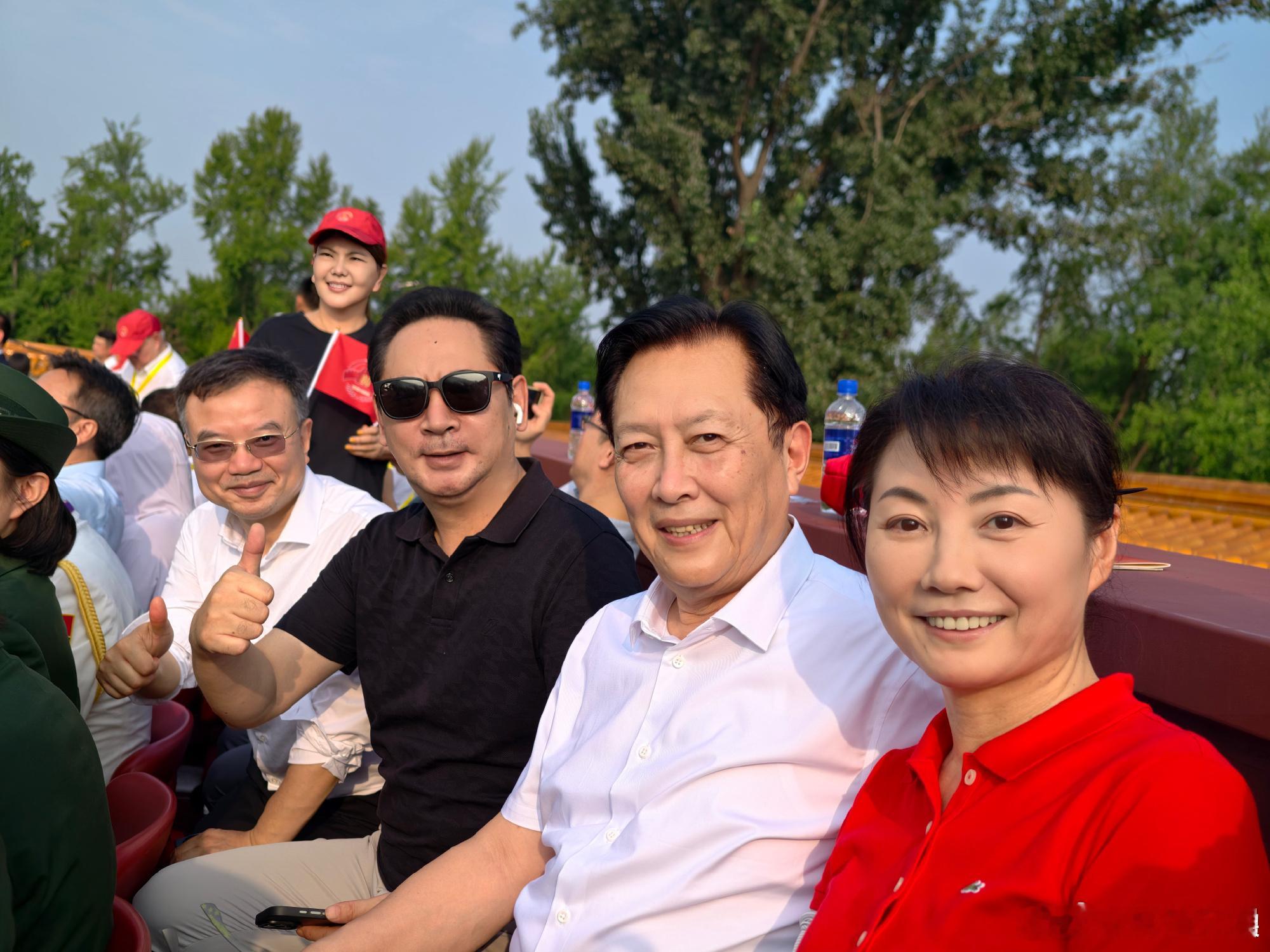 昨天73岁的与61岁的刘劲共同观礼九三阅兵，唐国强与刘劲曾多次在影视剧中分别饰演