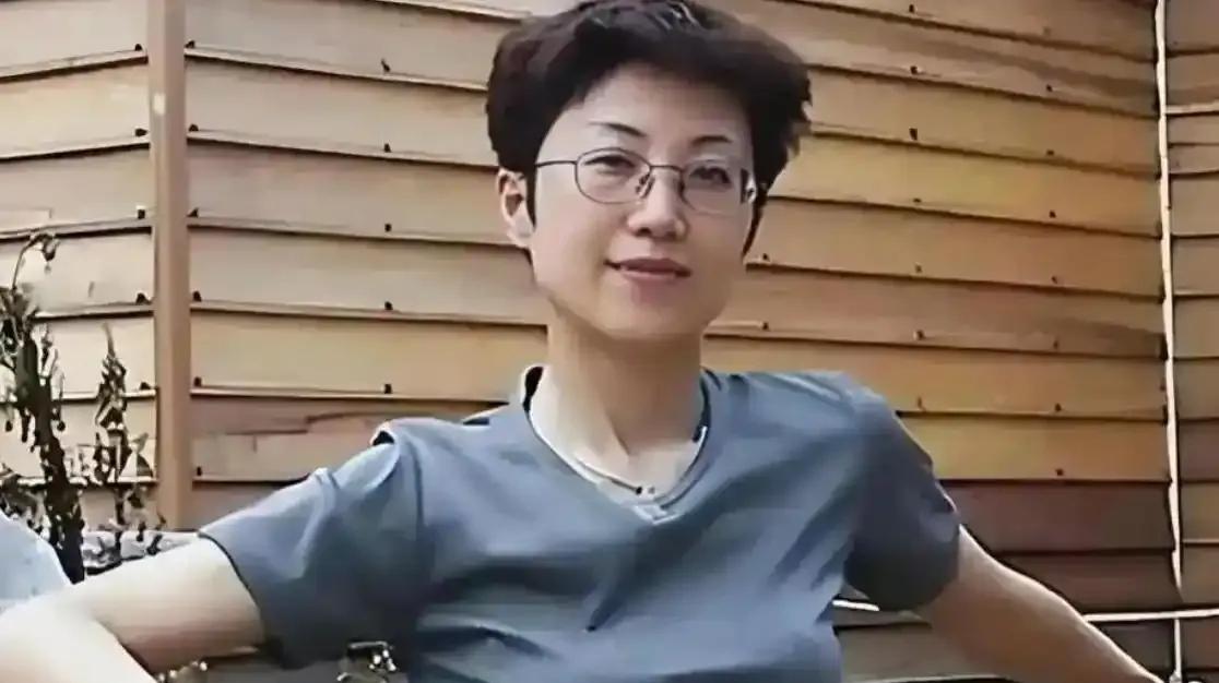 2001年，她持美国绿卡带着丈夫和5岁儿子回国探亲，返程在北京首都机场准备离境时