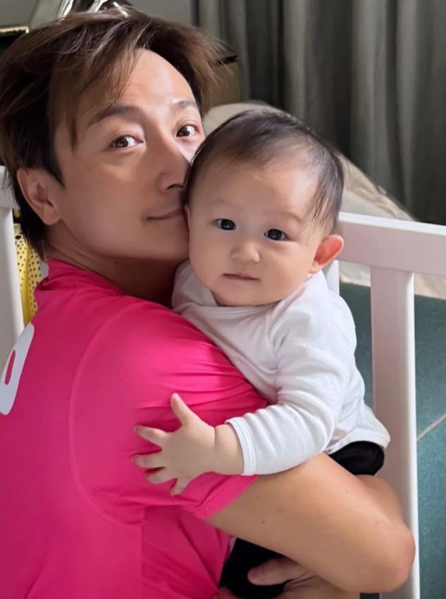 方力申分享他和他的女儿lsla的新合照，父女俩真的好像！ 