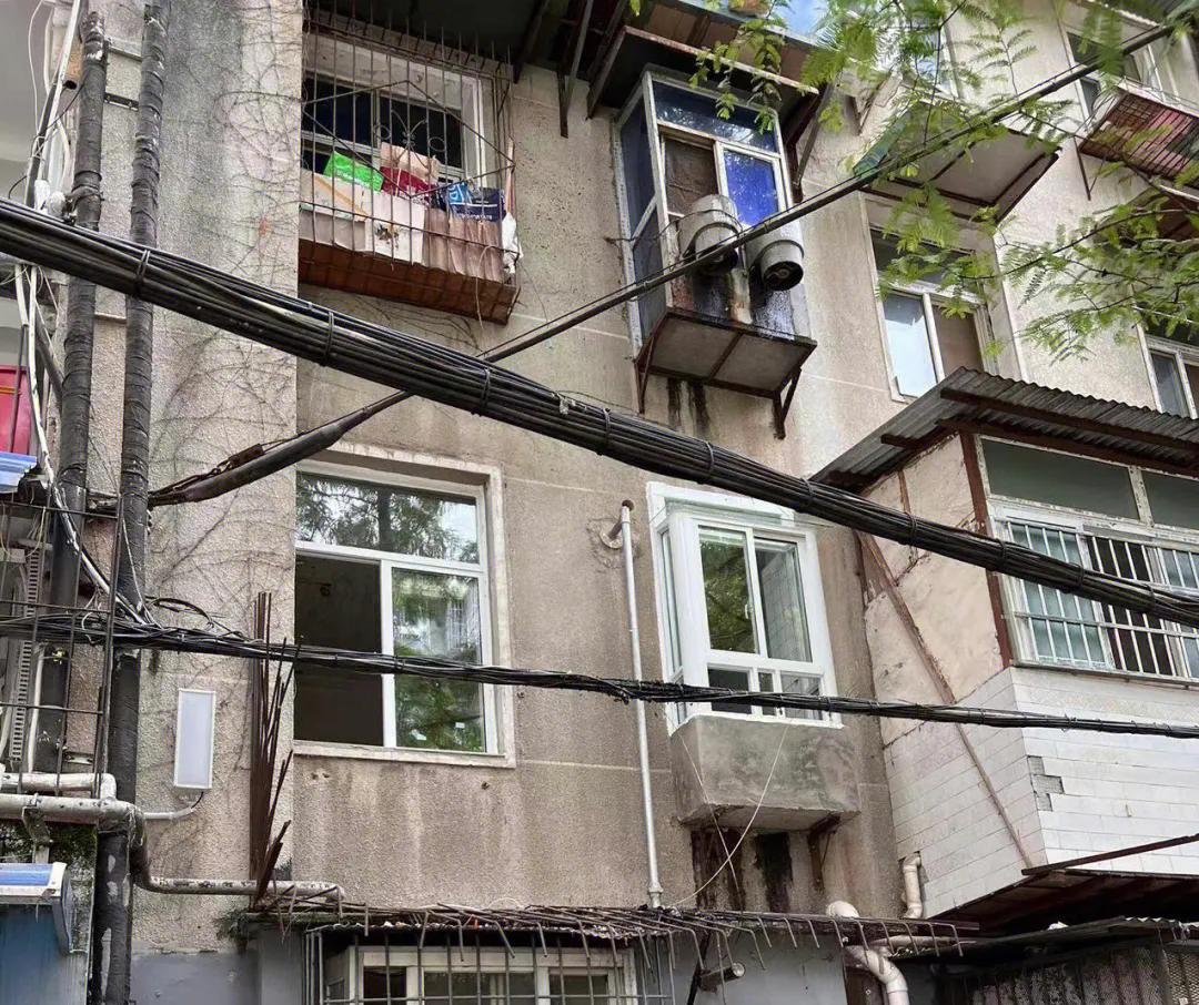 终于弄明白了
为什么老破小突然成了抢手货！不是大家喜欢住老房子，也不是房价要大涨