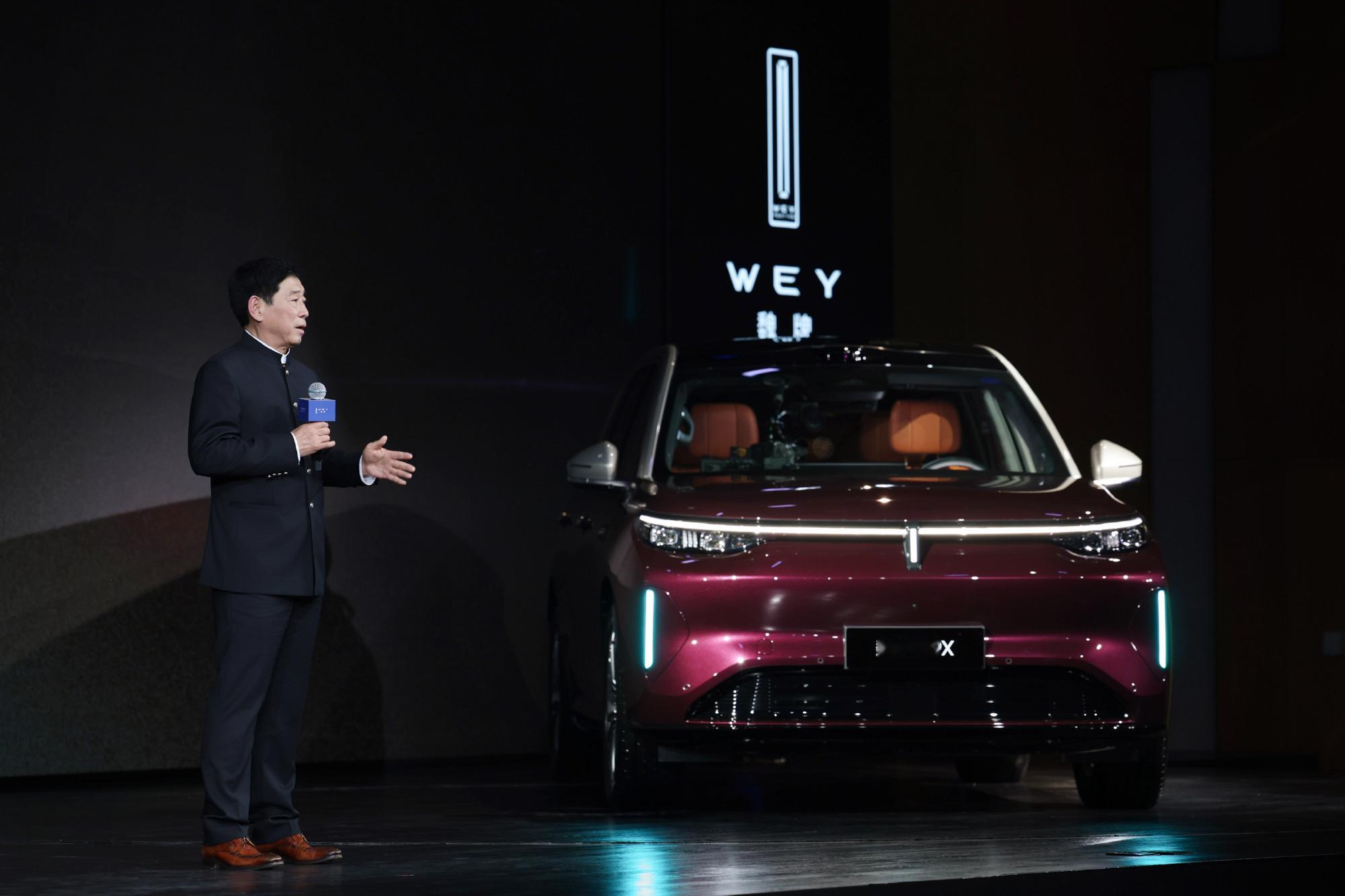 魏牌V9X由魏总亲自代言，底气很足。车长近5米3，2.0T插混加四驱，零百4秒级