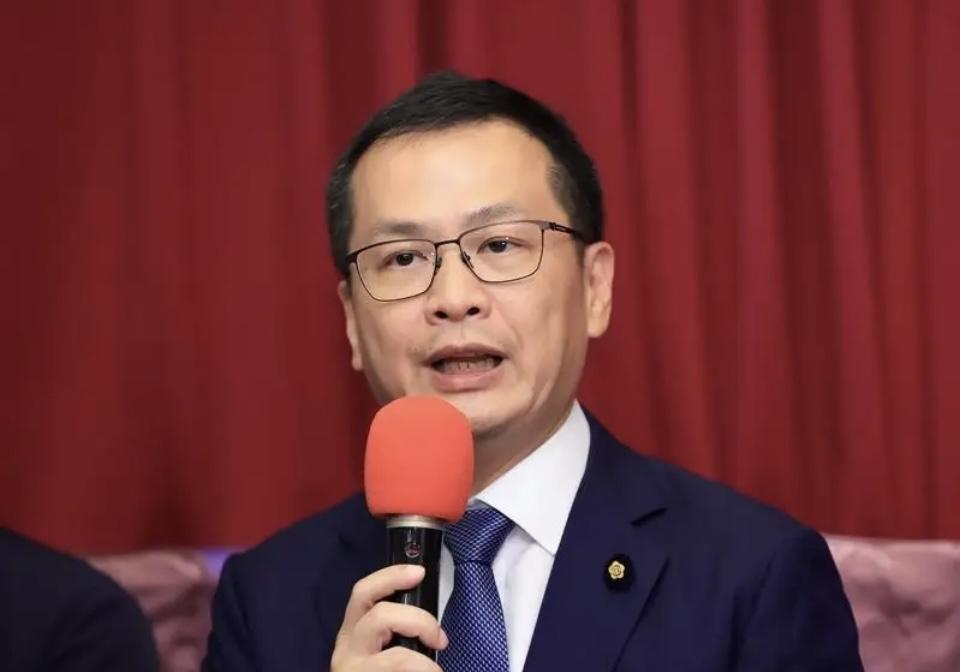 民调落后，罗智强霸气喊话“别弃我”！

国民党主席选举民调出炉，罗智强落后郑丽文