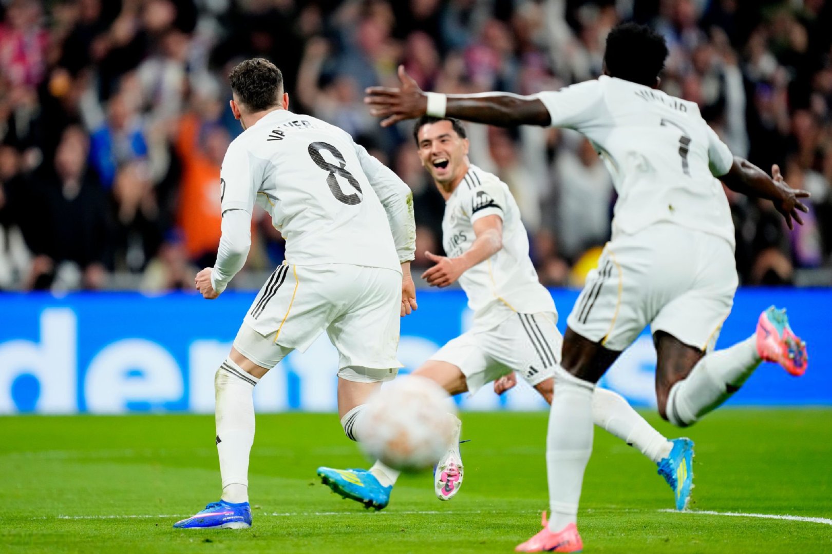 全场比赛结束，皇马3-2马竞！！威尼修斯梅开二度，巴尔韦德外脚背破门，之后犯规被