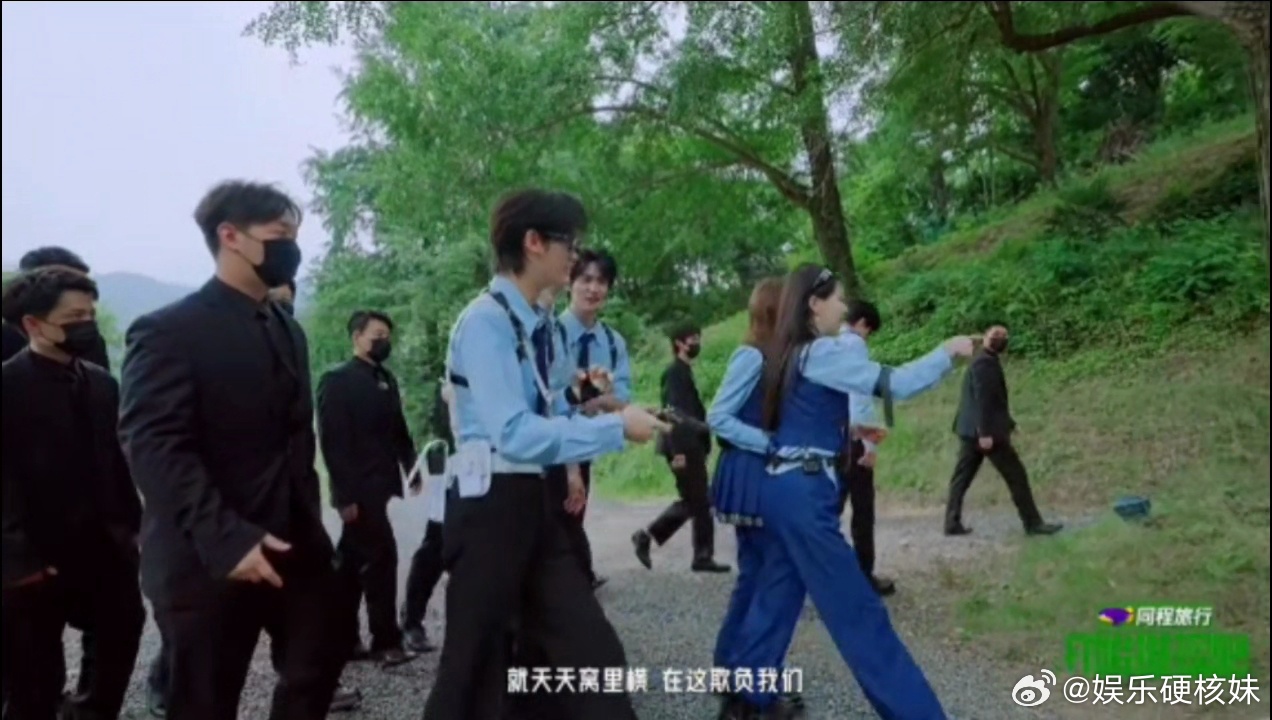 张凌赫丁程鑫周柯宇同款撒娇开始推理吧在推理节目休闲玩耍环节，张凌赫、丁程鑫、周柯