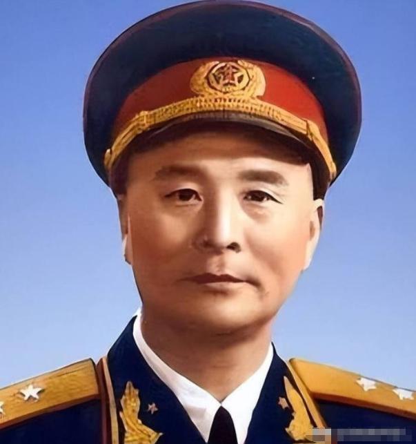 1936年，一位老大娘上山采野果。突然发现一大群苍蝇，在草丛上