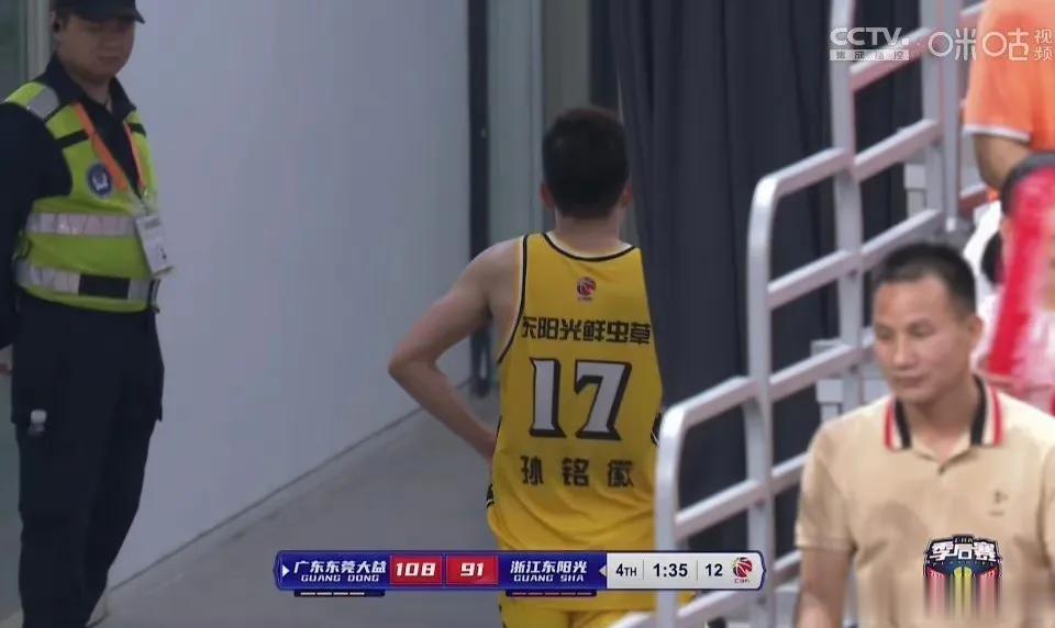 拒绝和杜锋易建联等握手！孙铭徽带队惨败广东，直接走回更衣室，球迷怒批：人菜脾气大