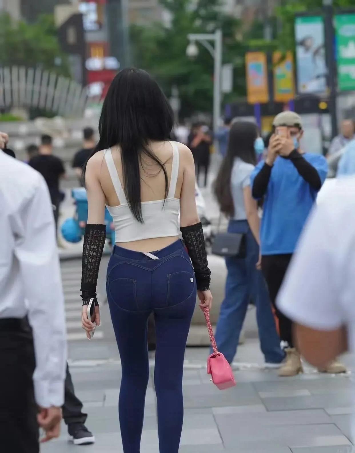 这小粉包炸眼啊