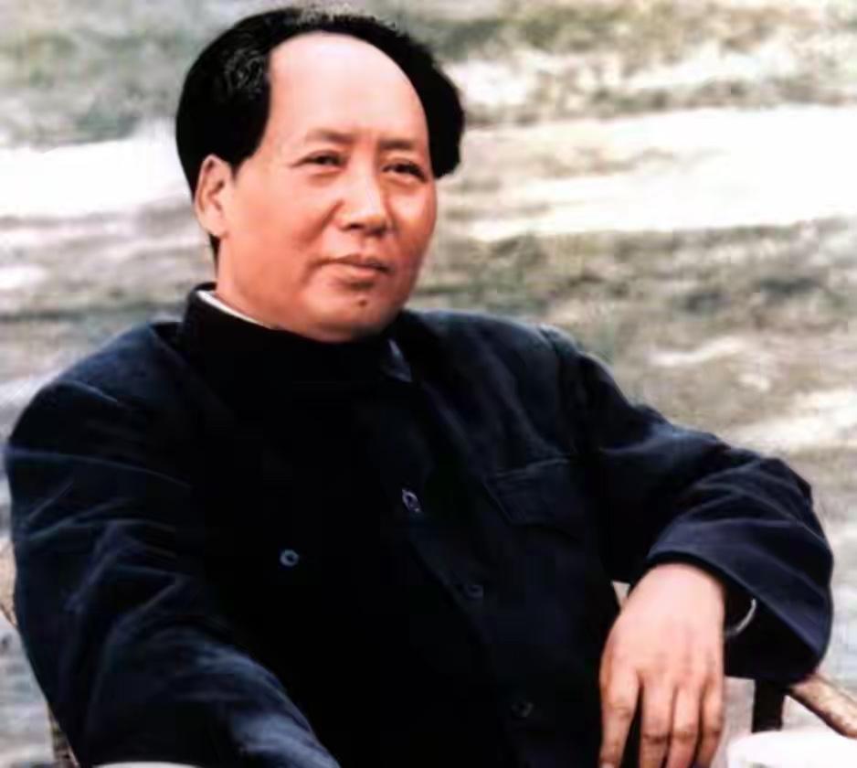 晚年毛主席的案头，总摆着张照片。老人枯瘦的手指一遍遍抚过相框玻璃，有时眼眶就红了