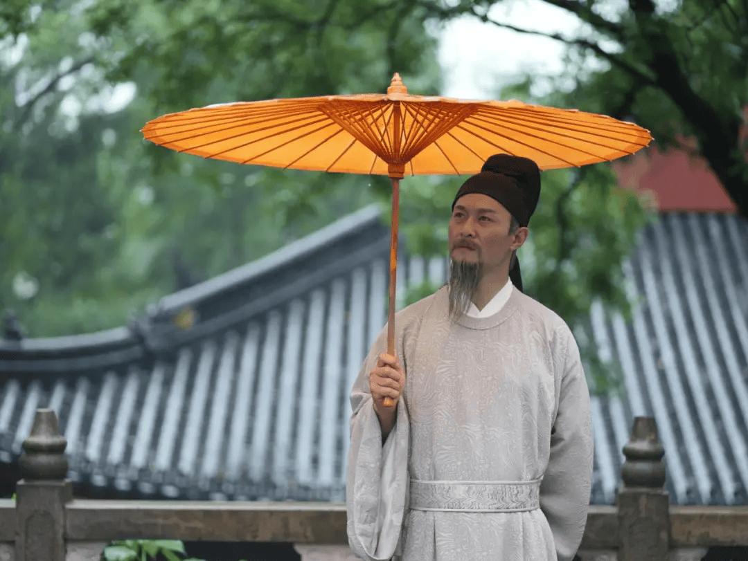 公元784年，叛军大营，杀气滔天。

七十六岁的颜真卿，白发凌乱，一身朝服依旧整