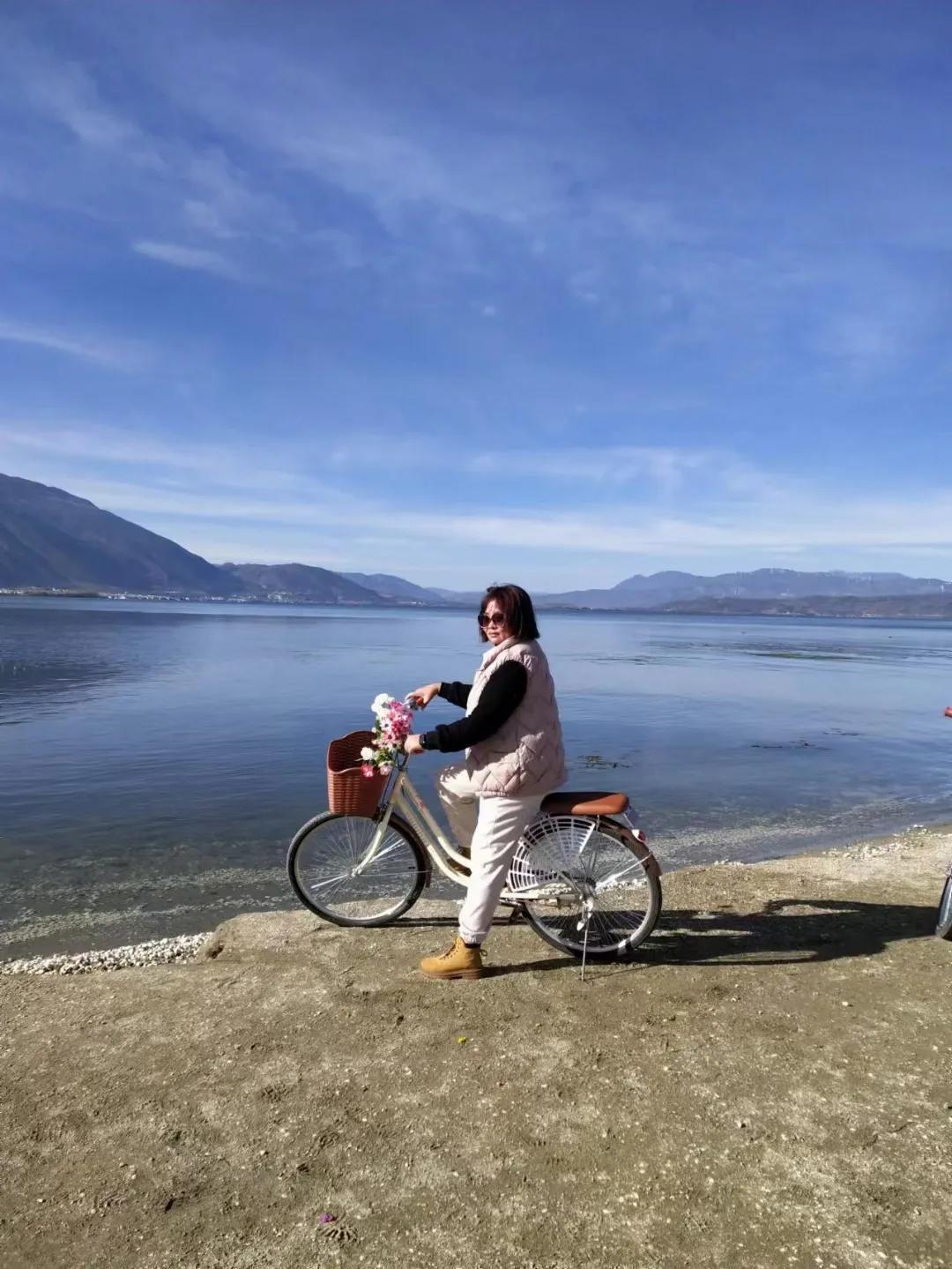 #随手拍一张天空照#你见过秋天的天空吗？蓝得像上帝遗落人间的一块宝石。
在大理，