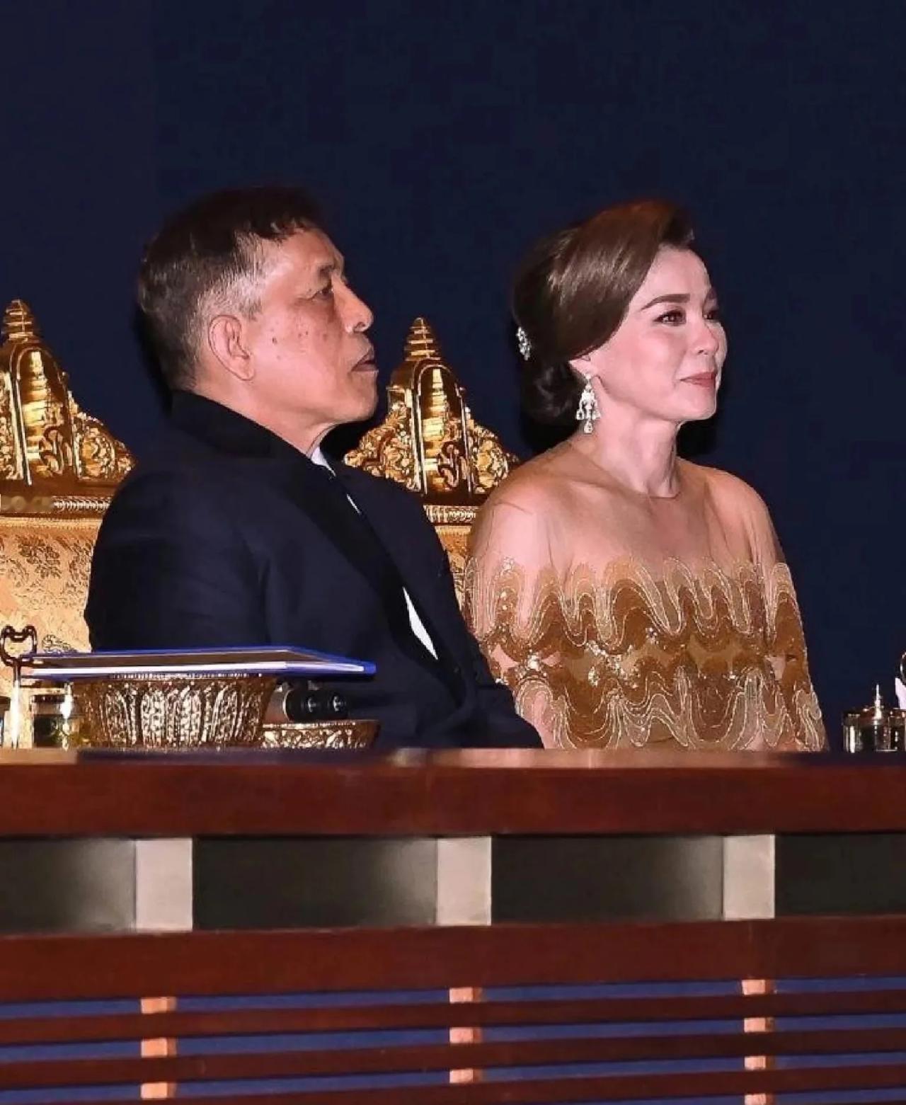 泰国王后苏提达不丹归来，半透蕾丝礼服“闪闪发光”！
前两天，72岁的泰王玛哈，带