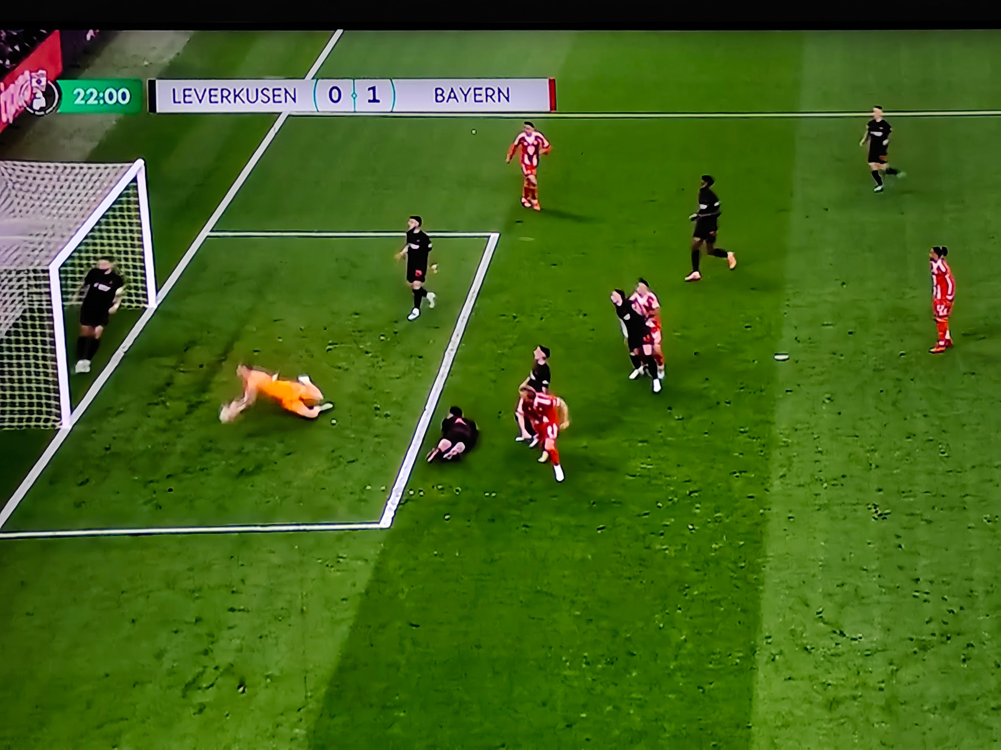 面对勒沃库森门将弗莱肯的出色状态，凯恩为拜仁先拔头筹！从开局来看，拜仁优势明显，