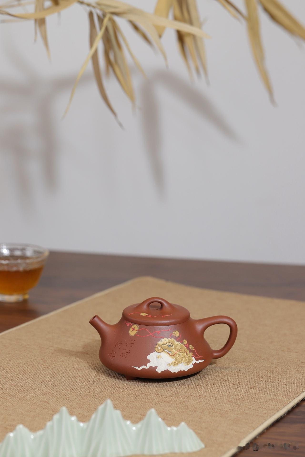 招財纳福 | 精品泥绘
原矿紫泥|容量160cc  
此器刚柔并融，造型端庄显非