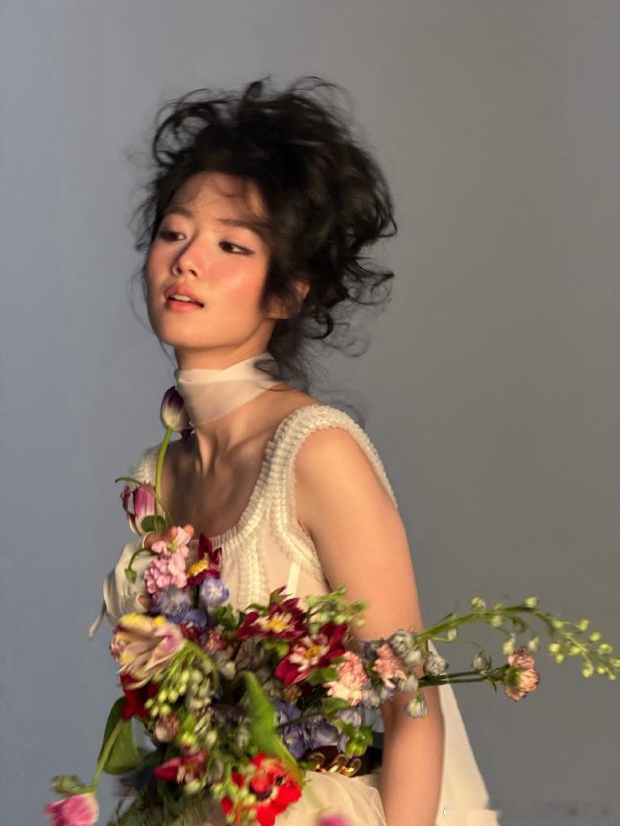 卢昱晓尼龙杂志花絮卢昱晓以 “上帝视角看自己” 拍大片，内外切换，演员思考感好戳