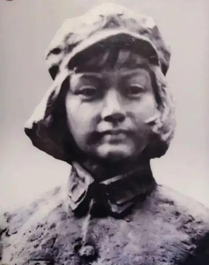 43岁的朱德与妻子吃饭时，突然10名敌军端着枪踹门而入：“抓住朱德！”妻子见状，