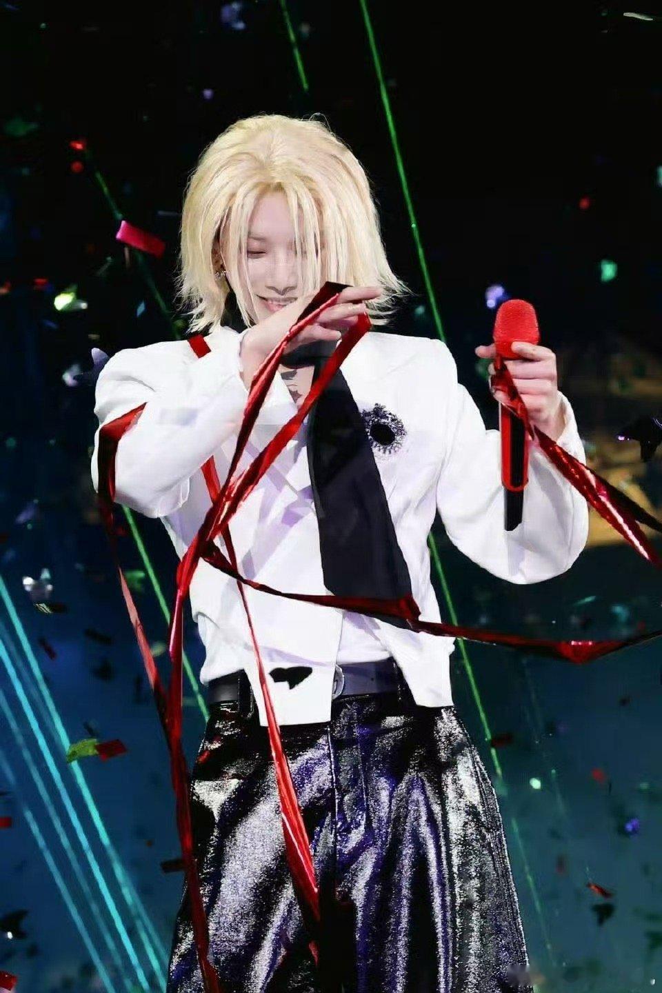 华晨宇离观众近到被添加AI提示 官方认证的梦幻互动！华晨宇俯身靠近观众席，连AI