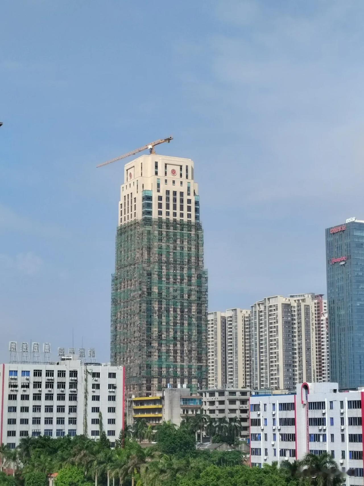 耸立在湛江市开发区的广东南粤银行湛江总部大厦，即将露出真容，成为湛江市人民大道沿